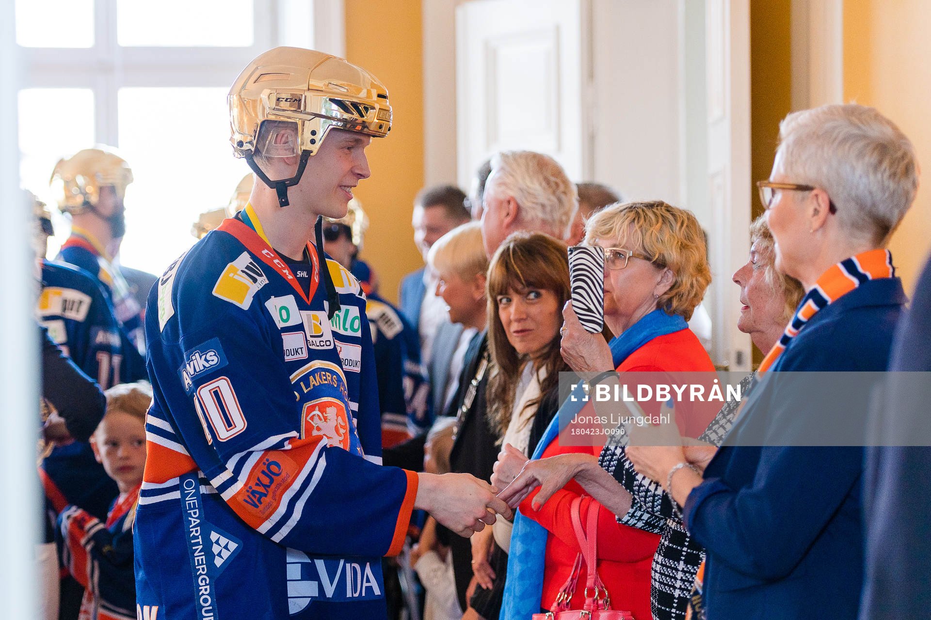 Växjös Elias Pettersson när Växjö firar SM-guldet på