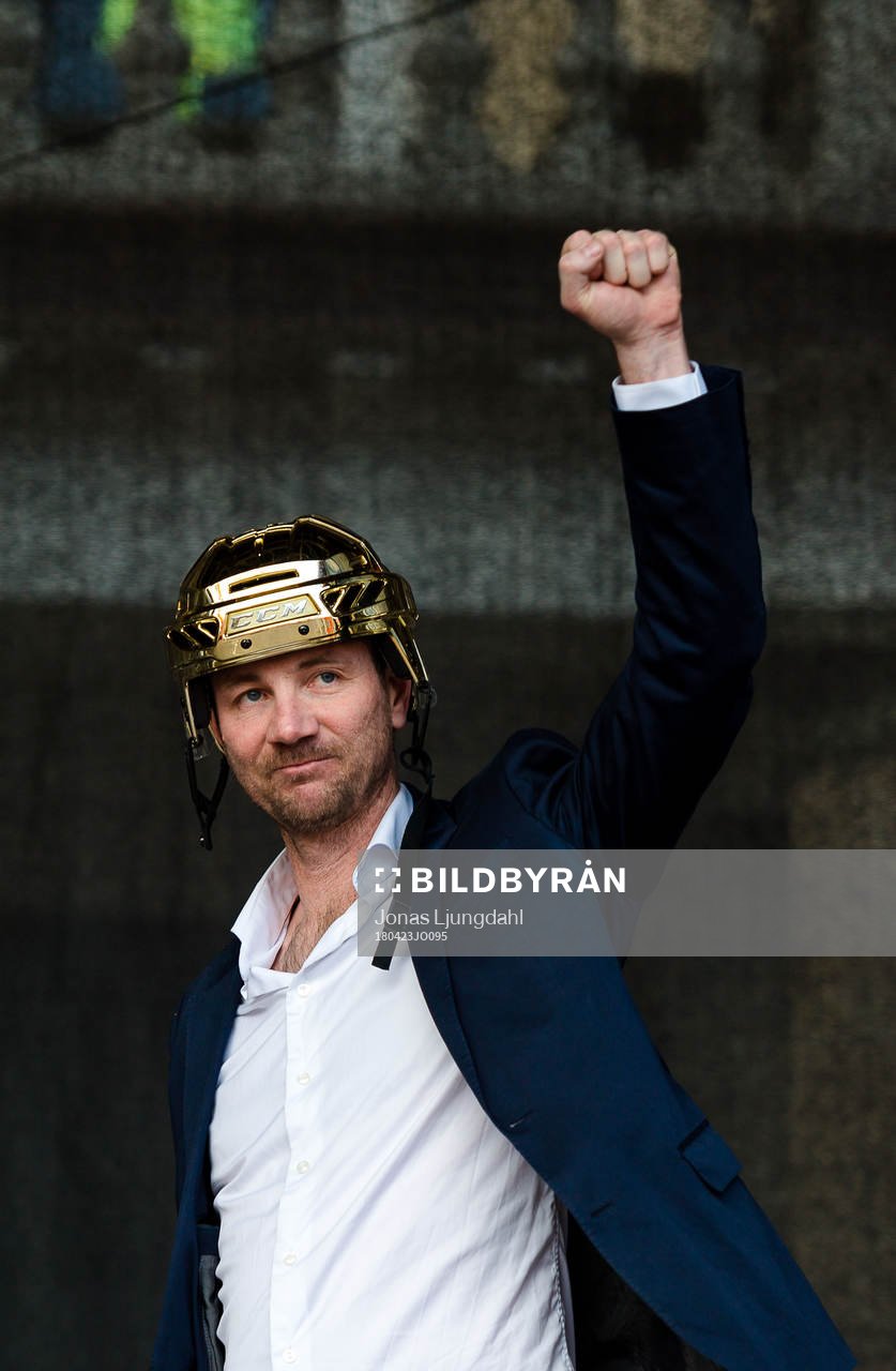 Växjös sportchef Henrik Evertsson jublar när Växjö