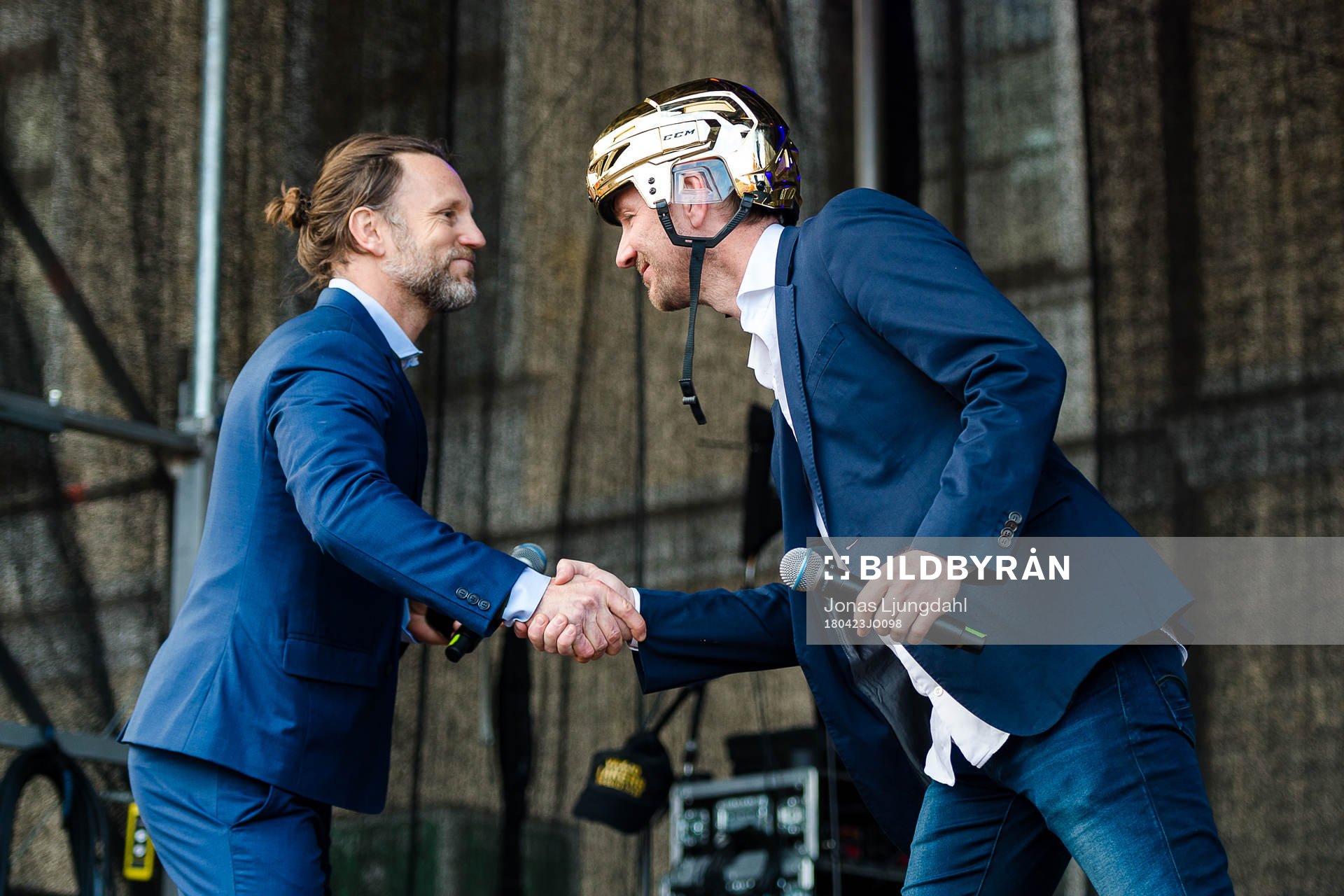 Växjös sportchef Henrik Evertsson hälsar på Peter Jihde