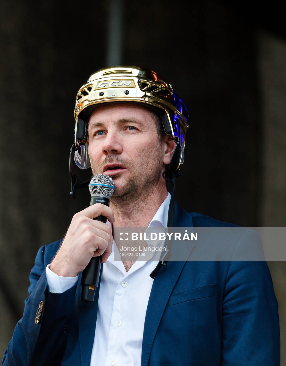 Växjös sportchef Henrik Evertsson när Växjö firar