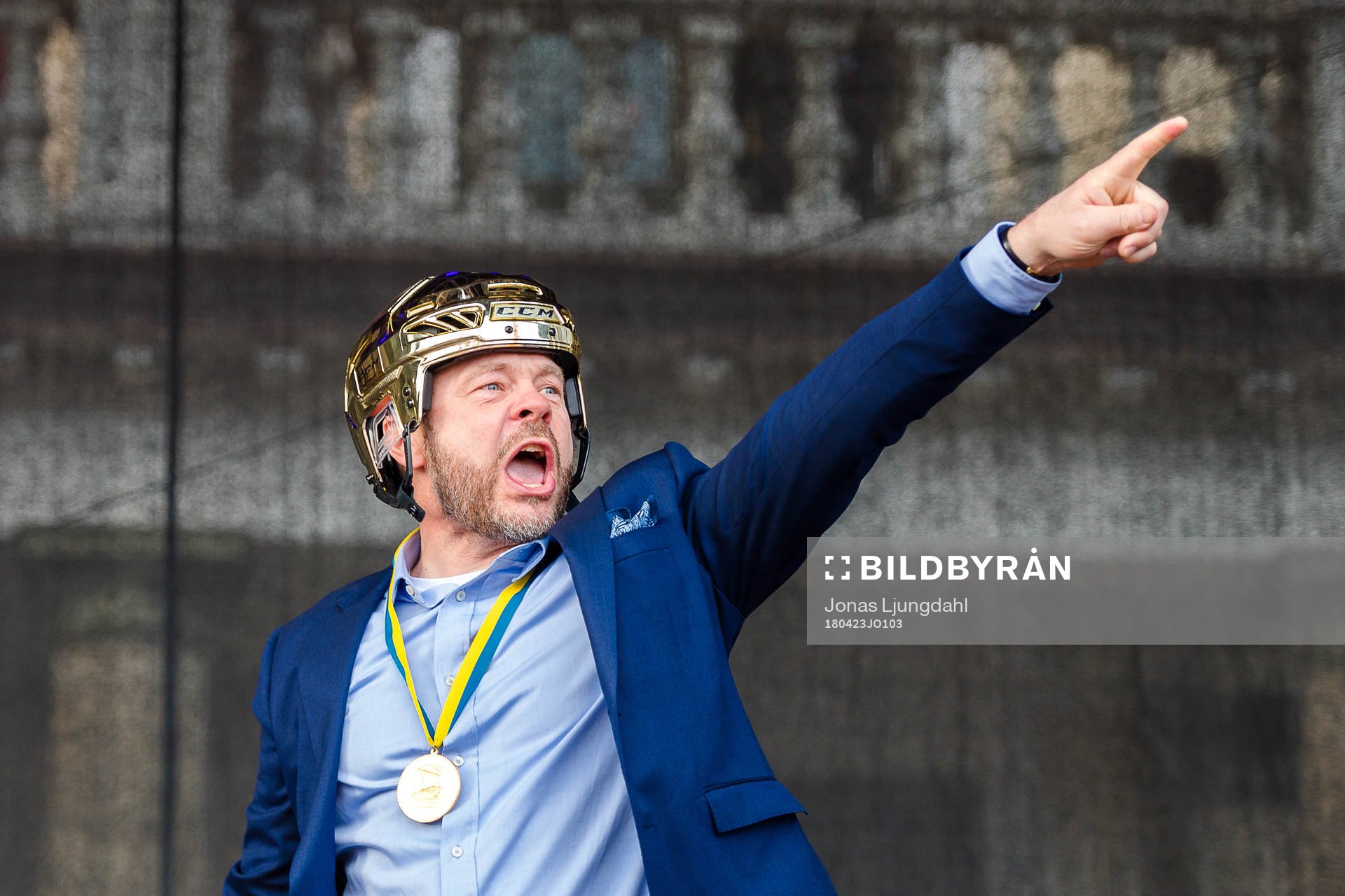 Växjös assisterande tränare Fredrik Hellgren jublar när