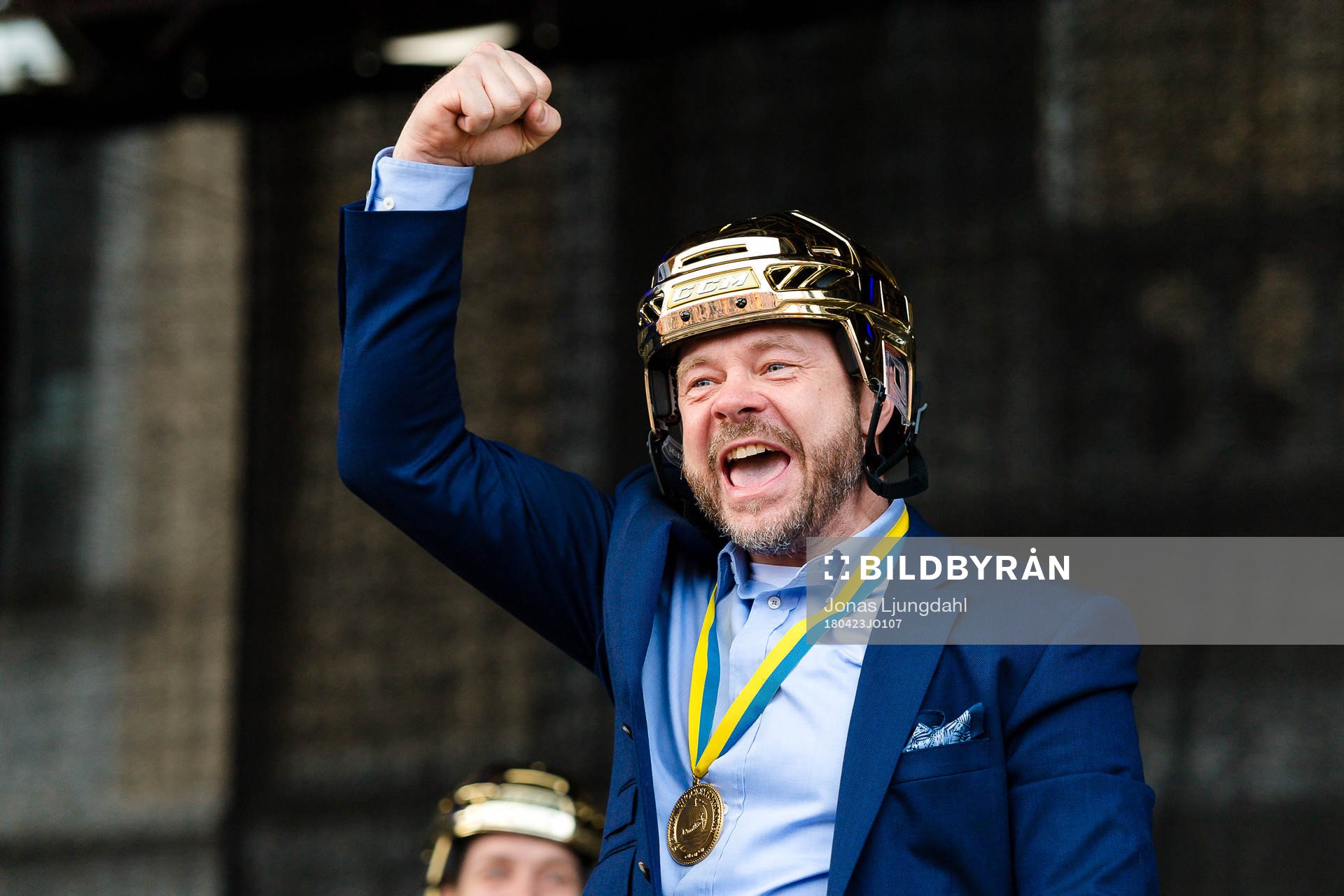 Växjös assisterande tränare Fredrik Hellgren jublar när