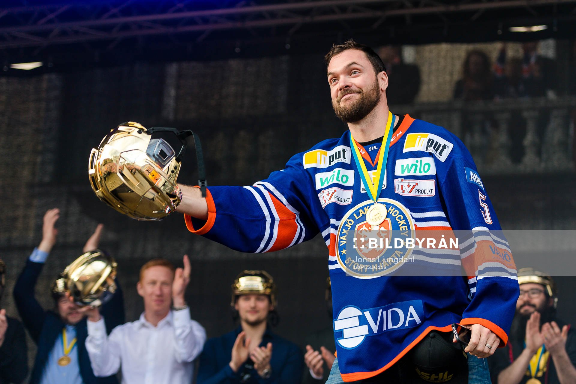 Växjös Noah Welch när Växjö firar SM-guldet på