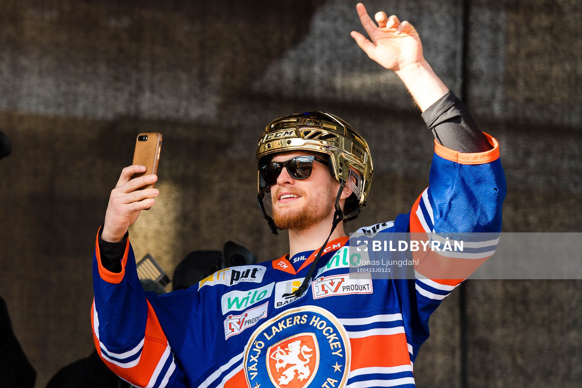 Växjös Brendan Shinnimin när Växjö firar SM-guldet på