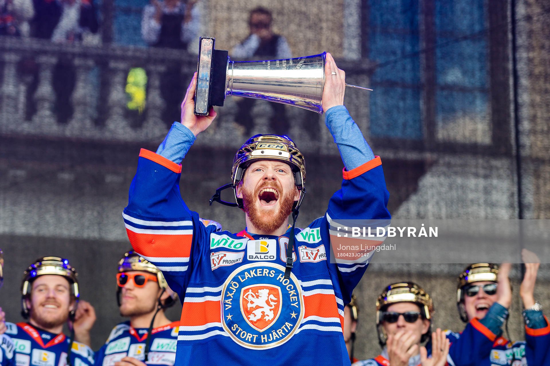 Växjös Liam Reddox jublar med pokalen när Växjö firar