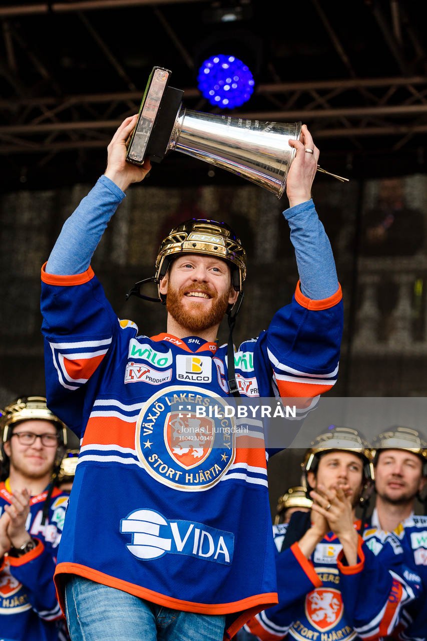 Växjös Liam Reddox jublar med pokalen när Växjö firar