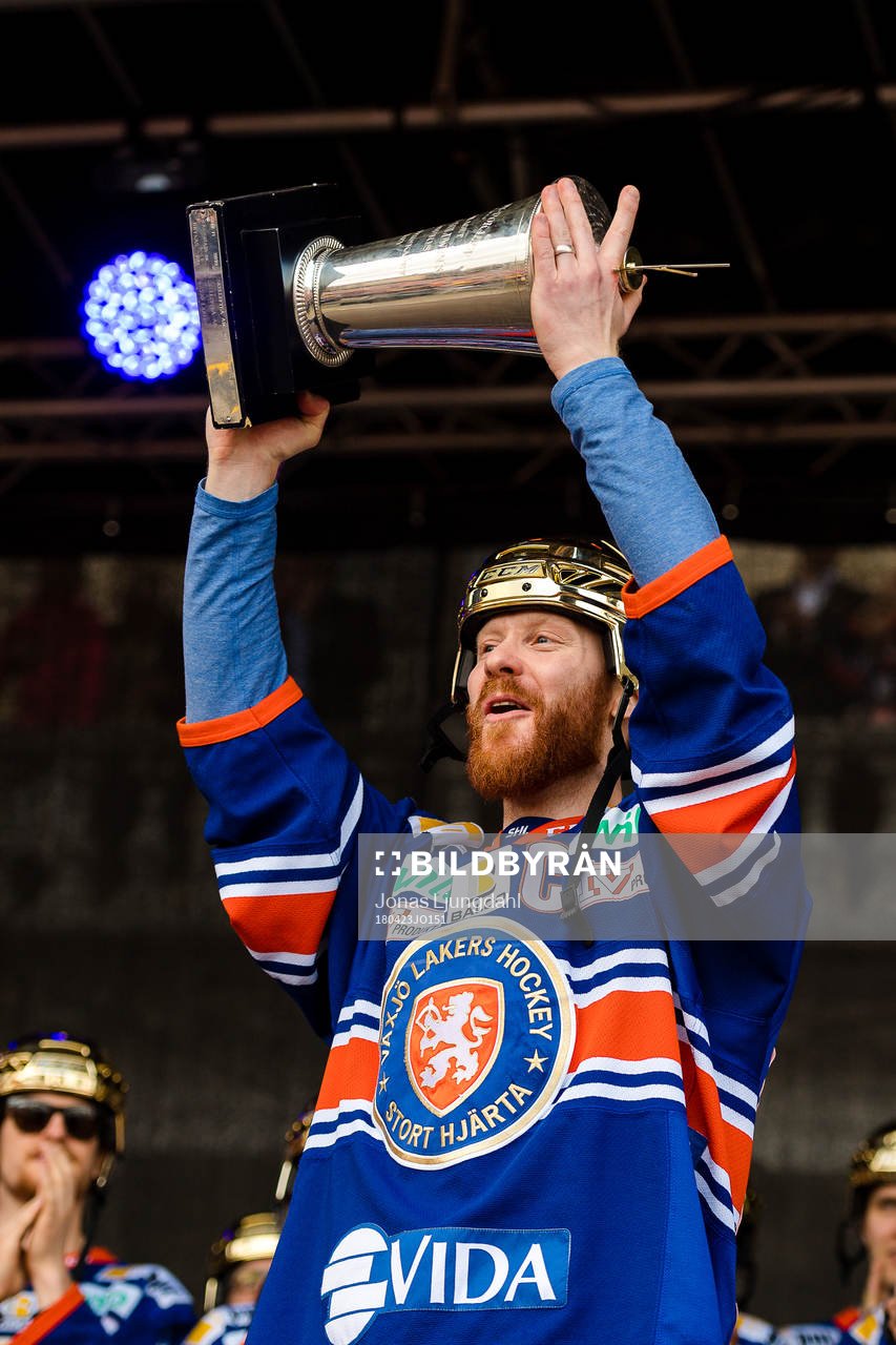 Växjös Liam Reddox jublar med pokalen när Växjö firar