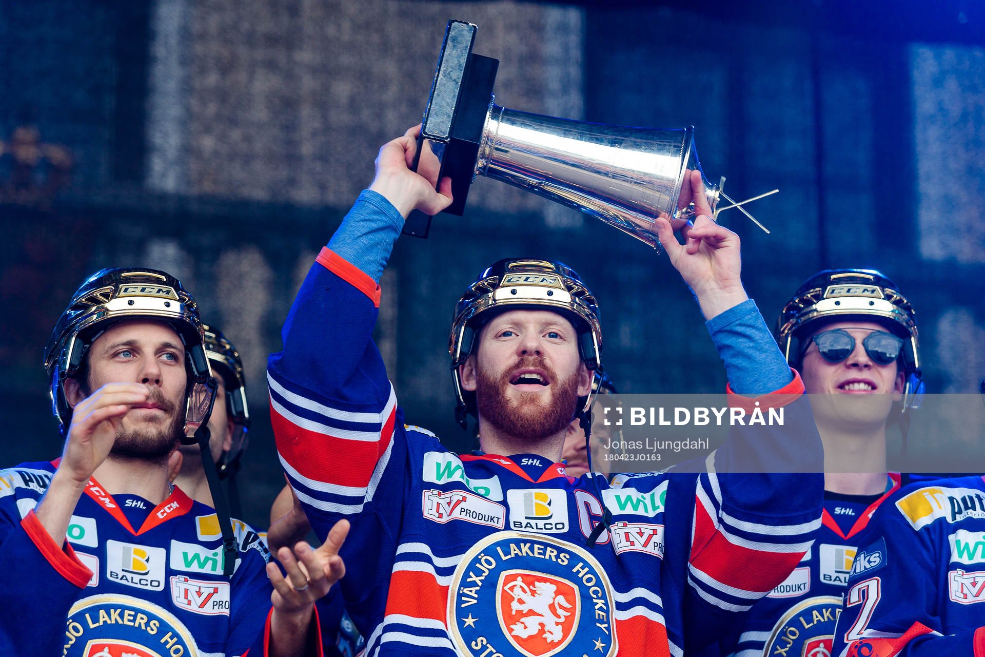 Växjös Liam Reddox med pokalen när Växjö firar