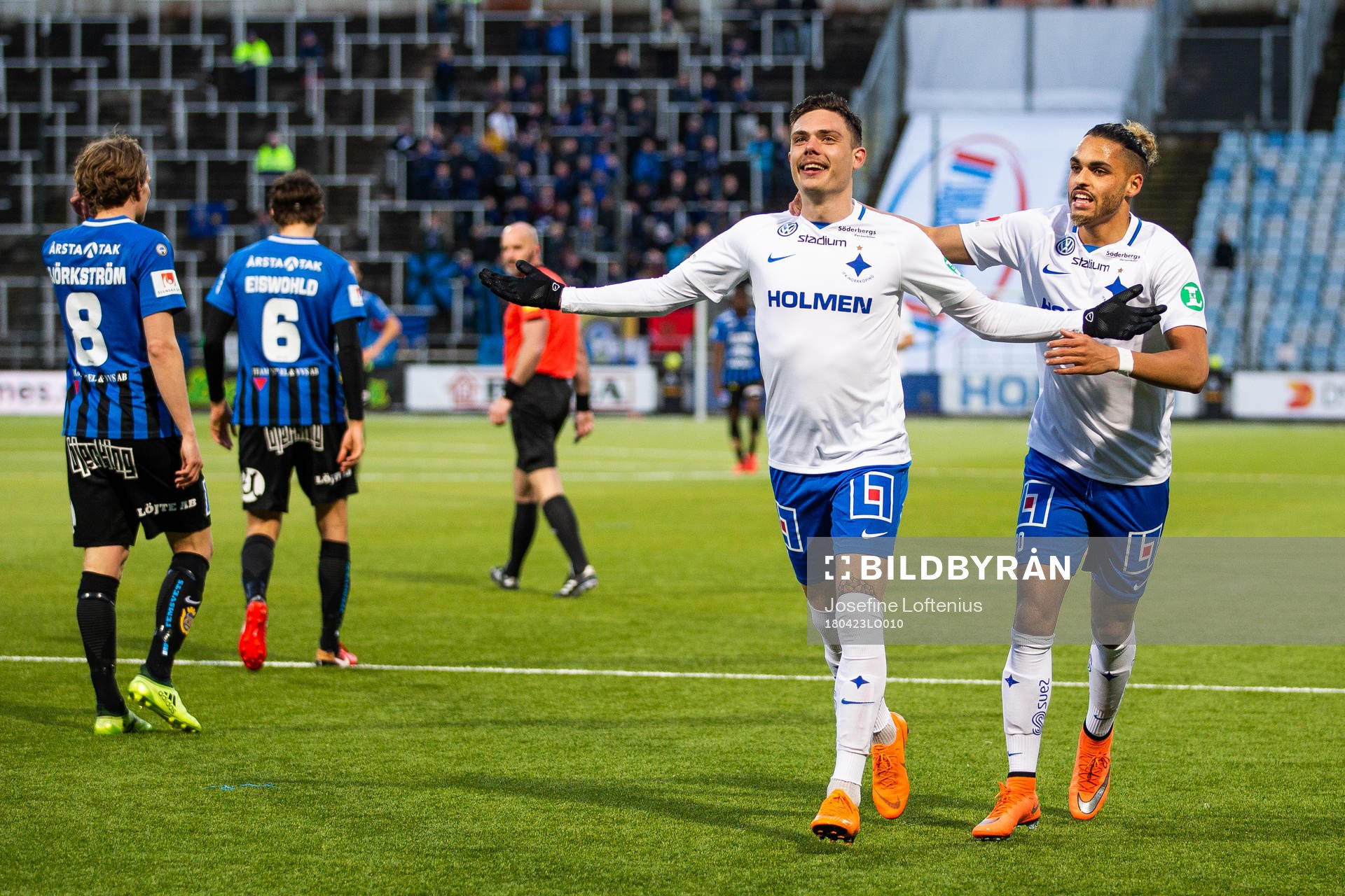 Sirius Omar Eddahri och Tim Björkström deppar medan