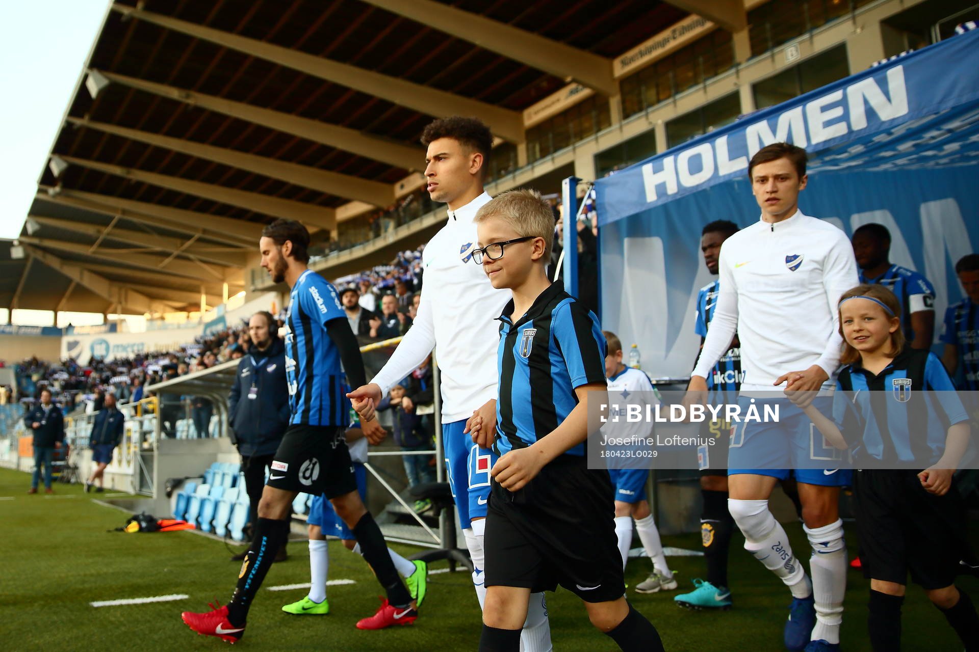 Norrköpings Jordan Larsson gör entre till fotbollsmatchen