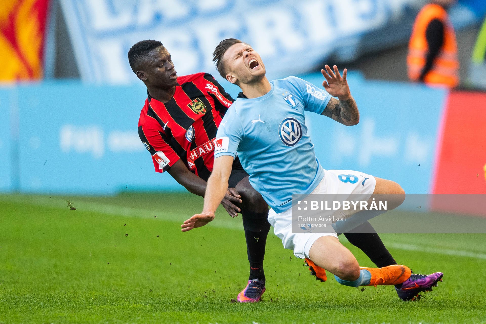 Malmö FFs Arnór Ingvi Traustason tacklas av