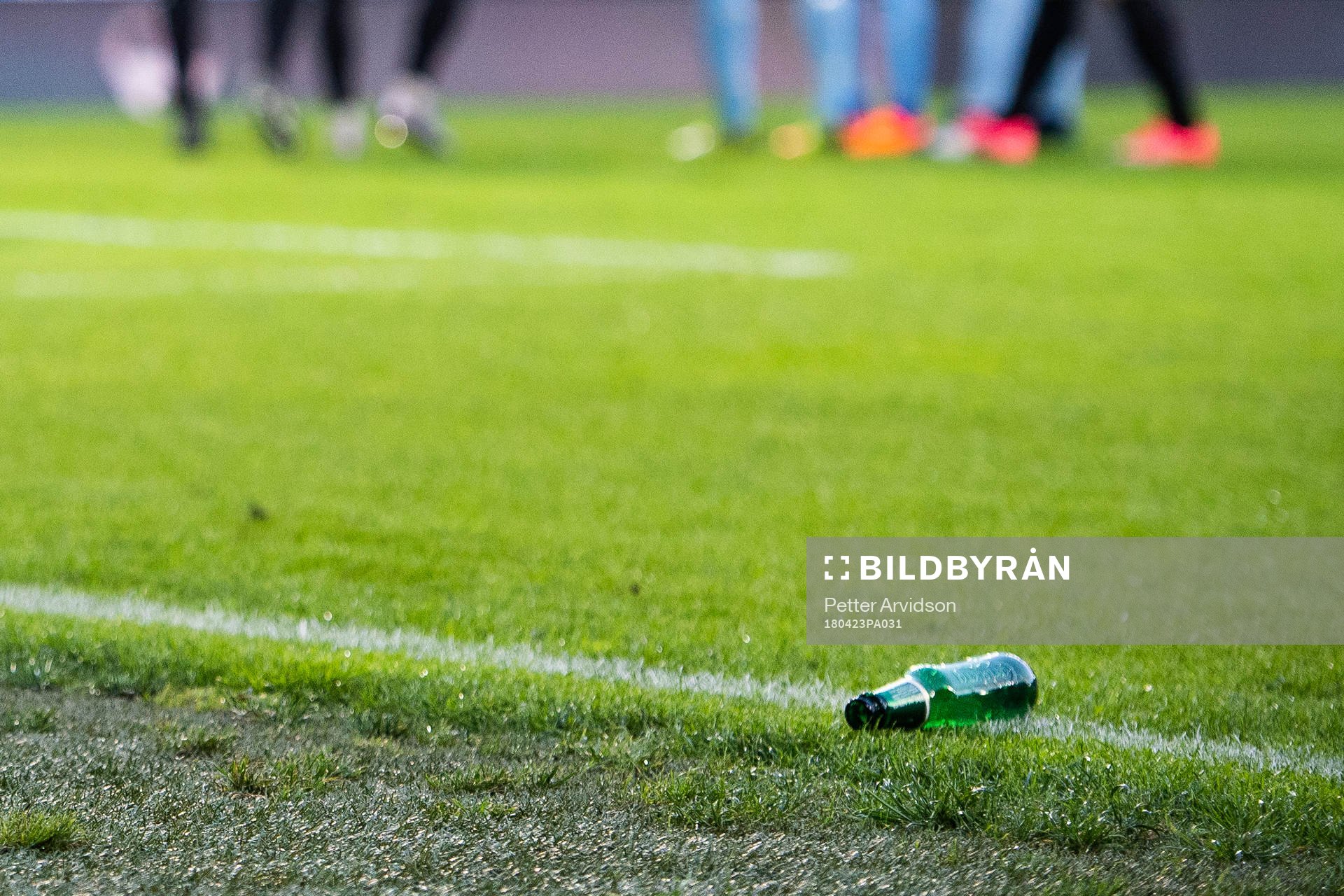 En inkastad ölflaska ligger vid planen under fotbollsmatchen i Allsvenskan mellan Malmö FF och Brommapojkarna den 23 april 2018 i Malmö.