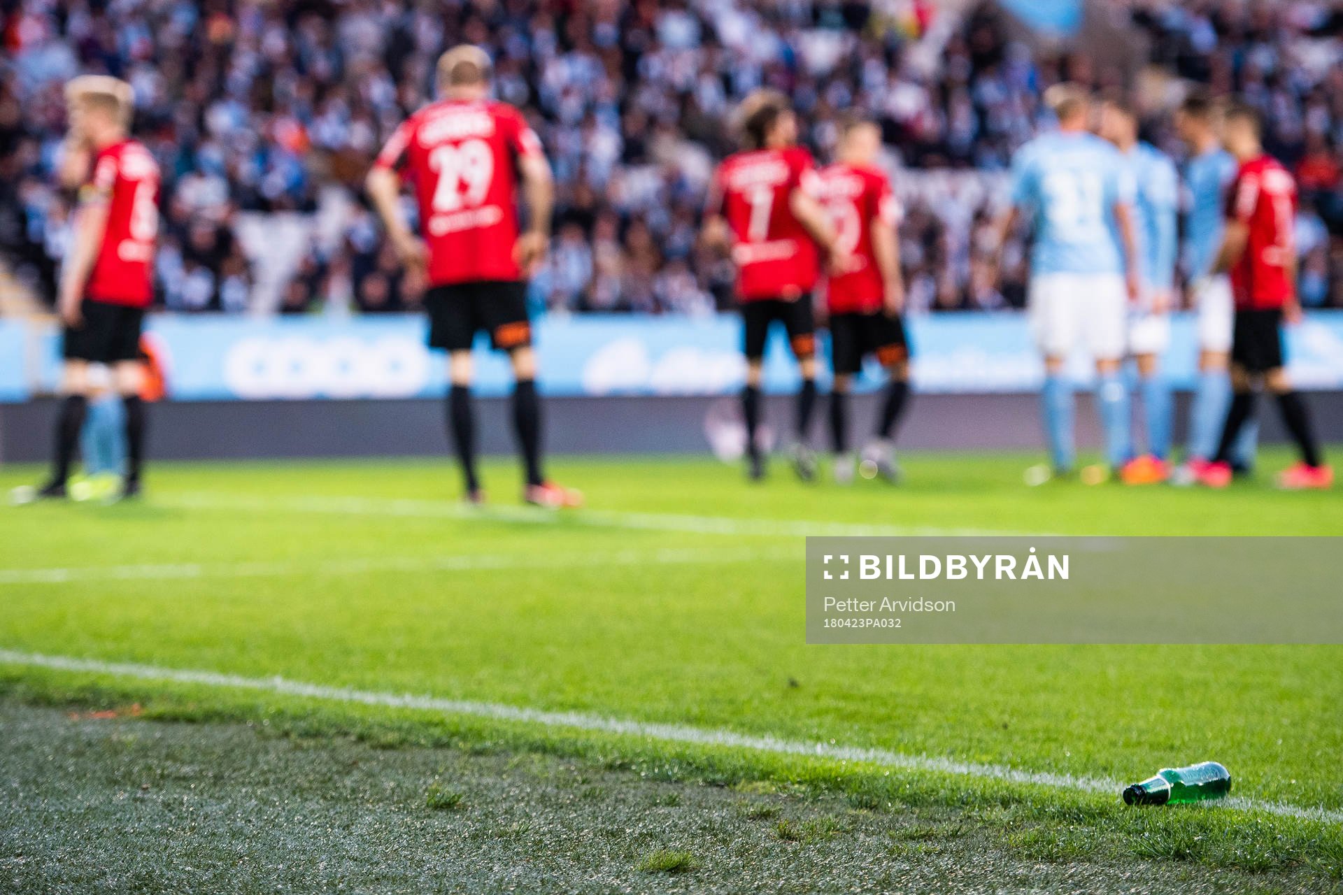 En inkastad ölflaska ligger vid planen under fotbollsmatchen i Allsvenskan mellan Malmö FF och Brommapojkarna den 23 april 2018 i Malmö.