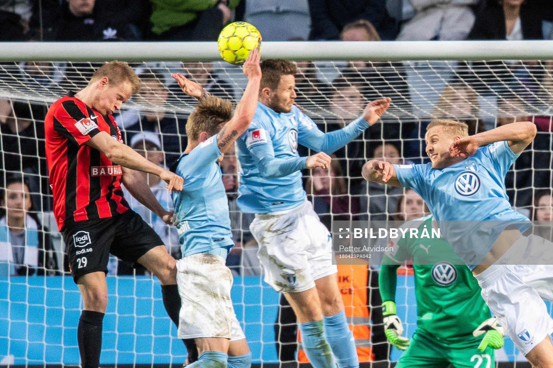 Malmö FFs Sören Rieks tar bollen med handen och domaren