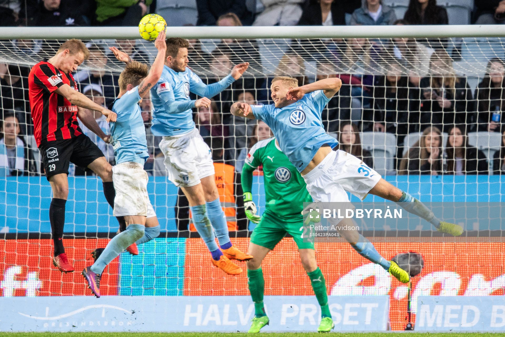 Malmö FFs Sören Rieks tar bollen med handen och domaren