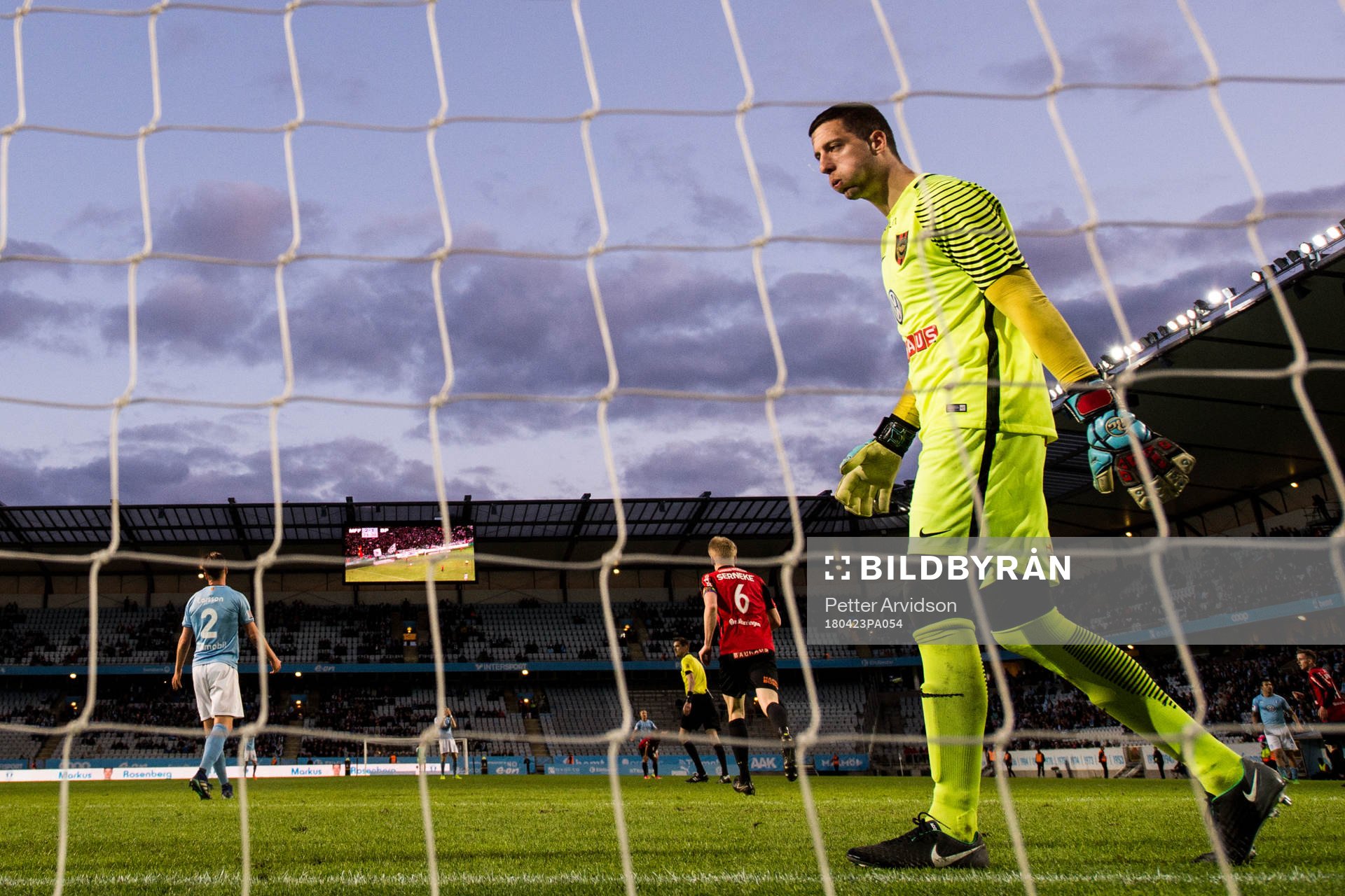Brommapojkarnas målvakt Nikola Petric deppar