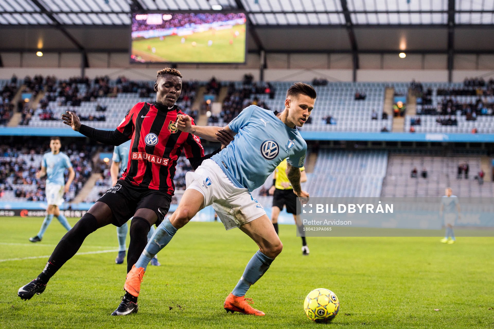 Brommapojkarnas David Ochieng och Malmö FFs Arnór Ingvi