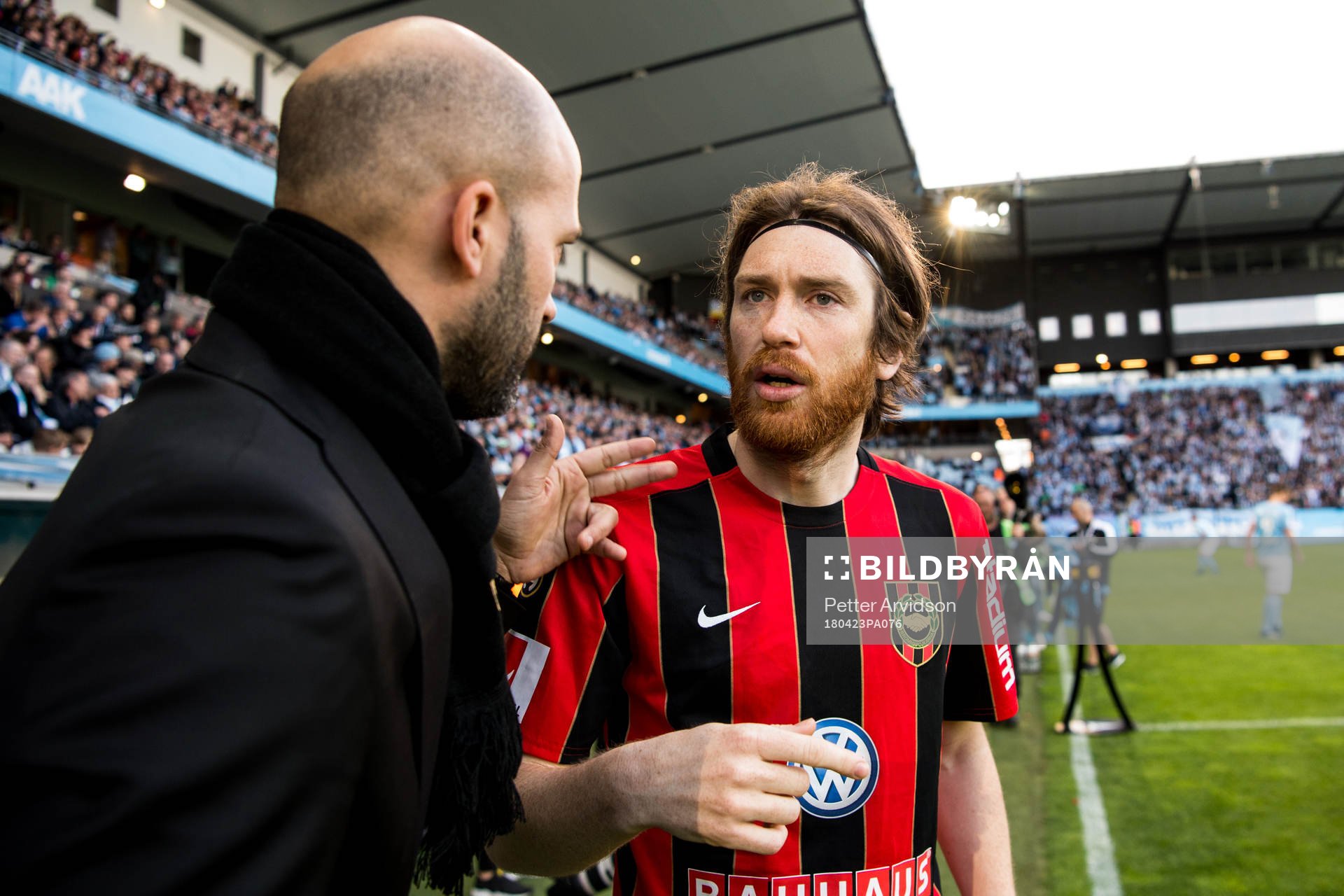 Brommapojkarnas Markus Gustafsson i samtal med tränare