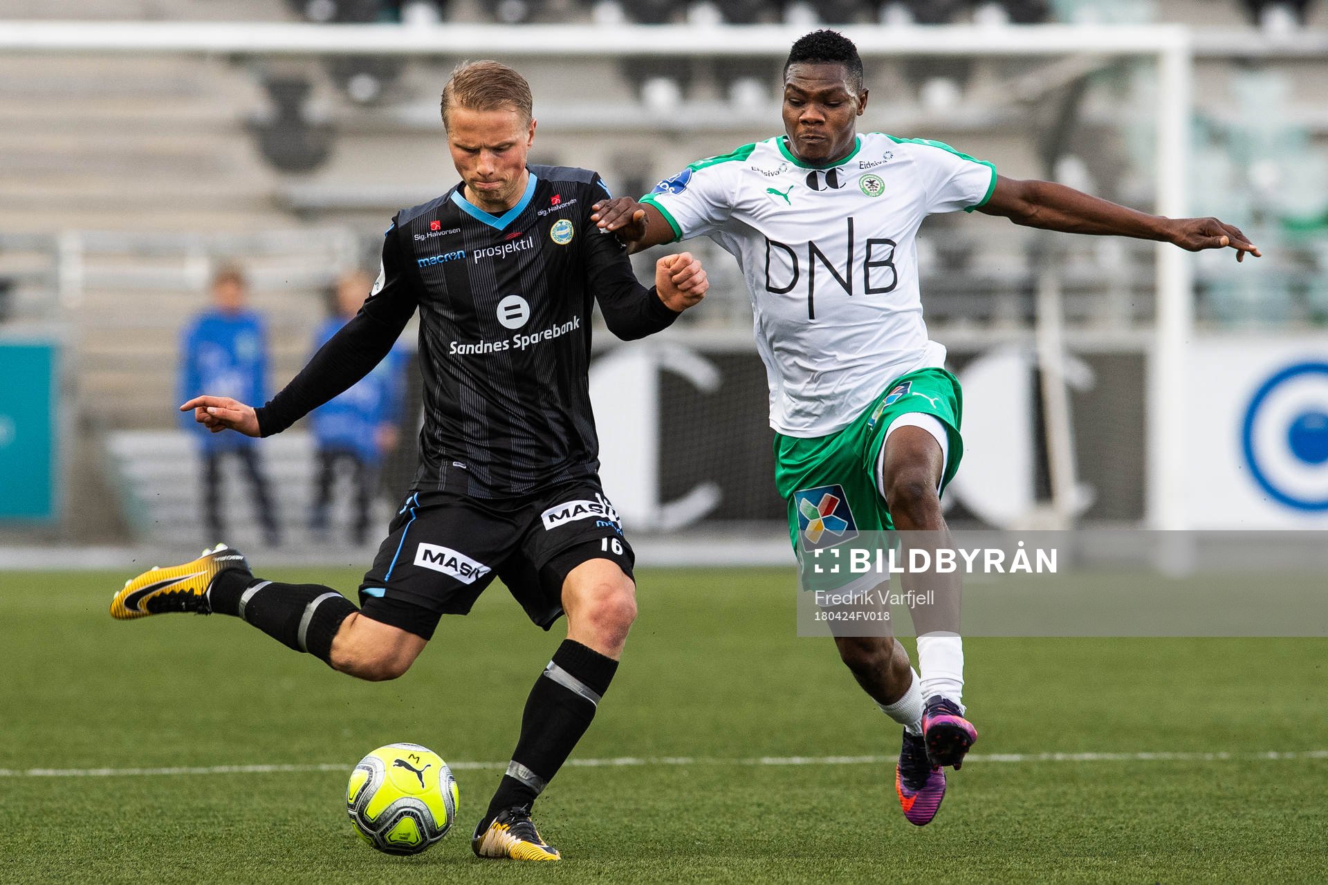 Tapio Heikkila of Sandnes Ulf and Abubakar Aliyu of HamKam