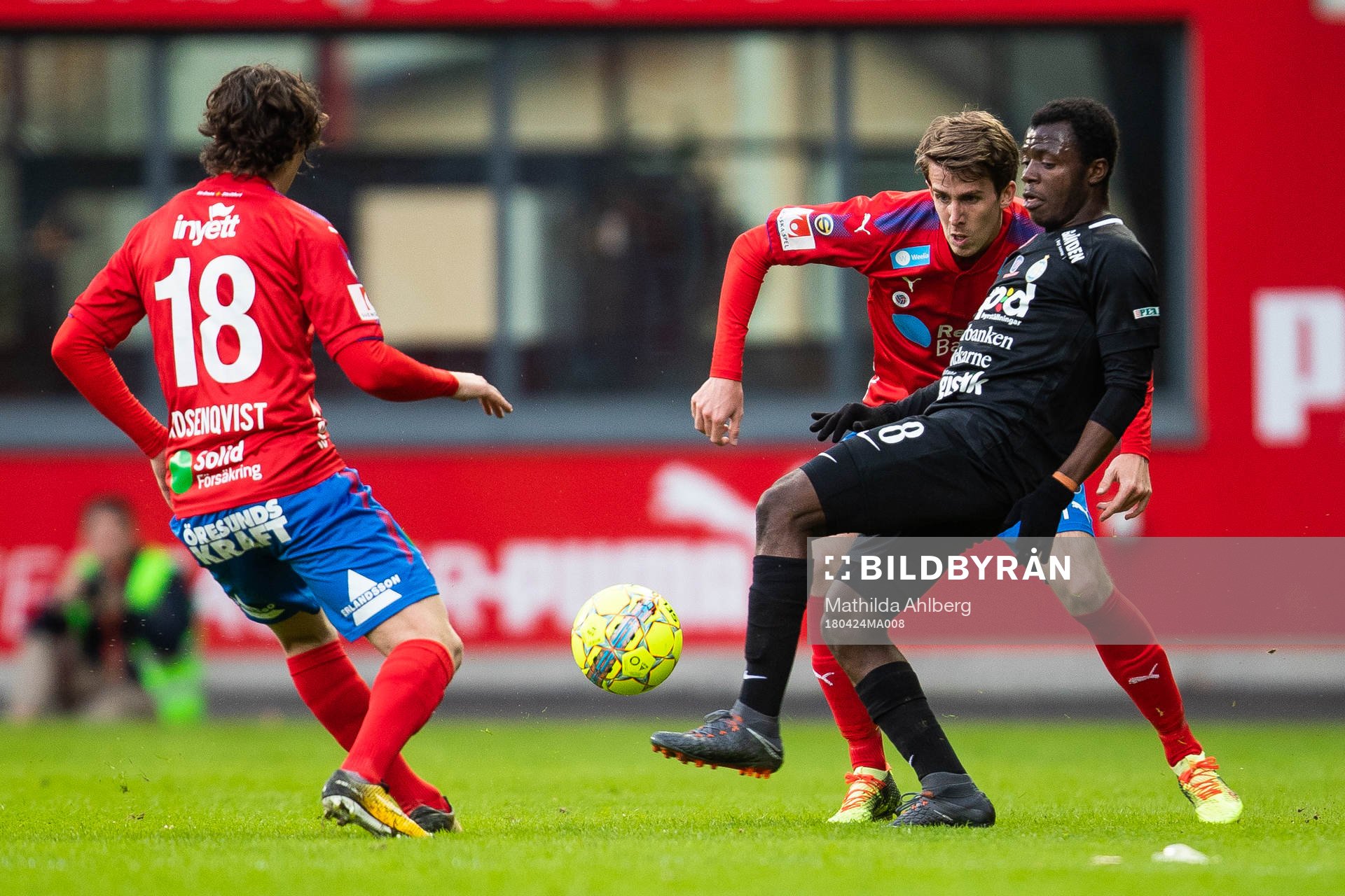 AFC Eskilstunas Ousmane Camara i kamp om bollen med