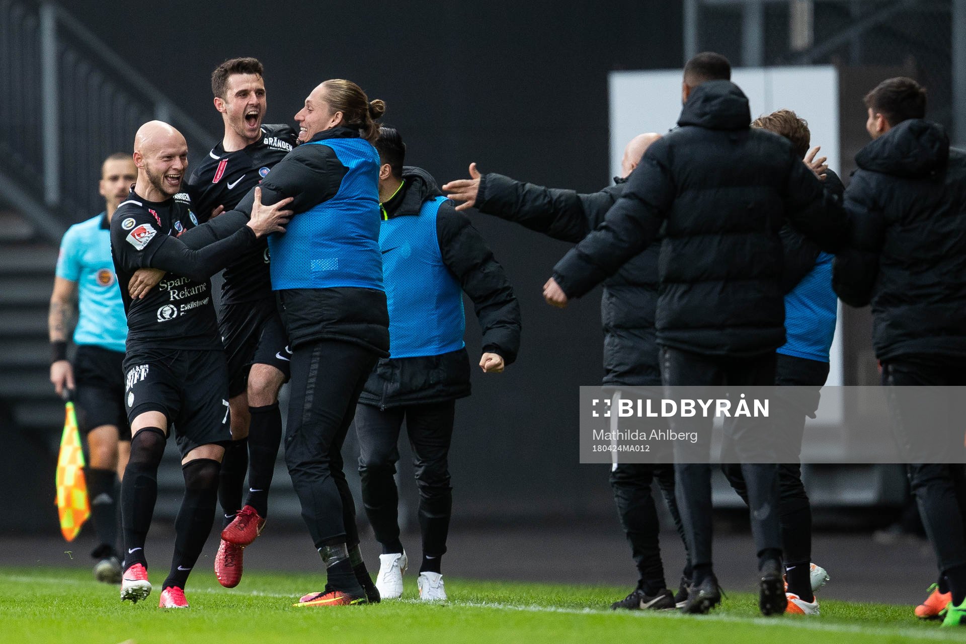 AFC Eskilstuna Kadir Hodzic jublar med lagkamrater