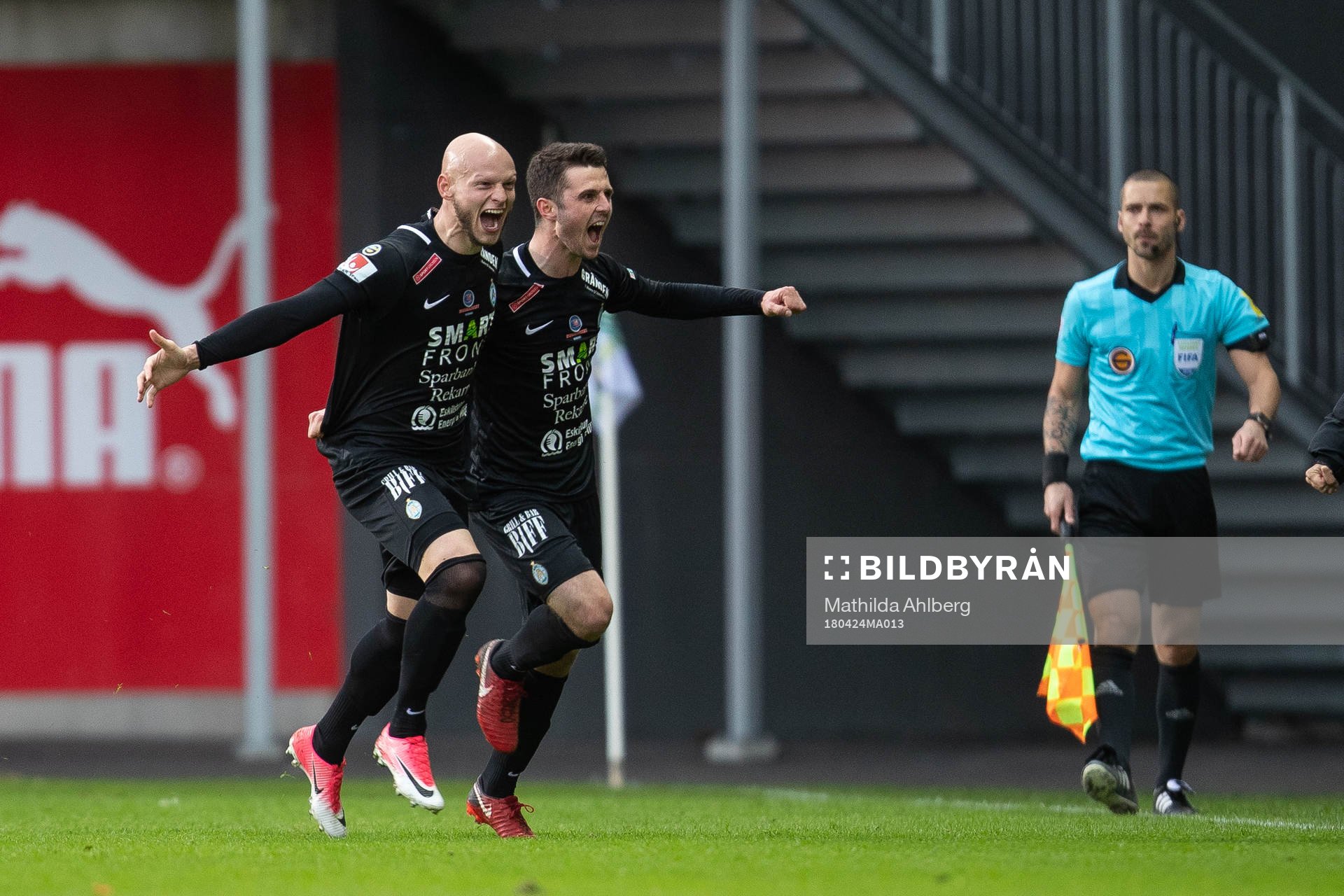 AFC Eskilstuna Kadir Hodzic jublar med lagkamrater