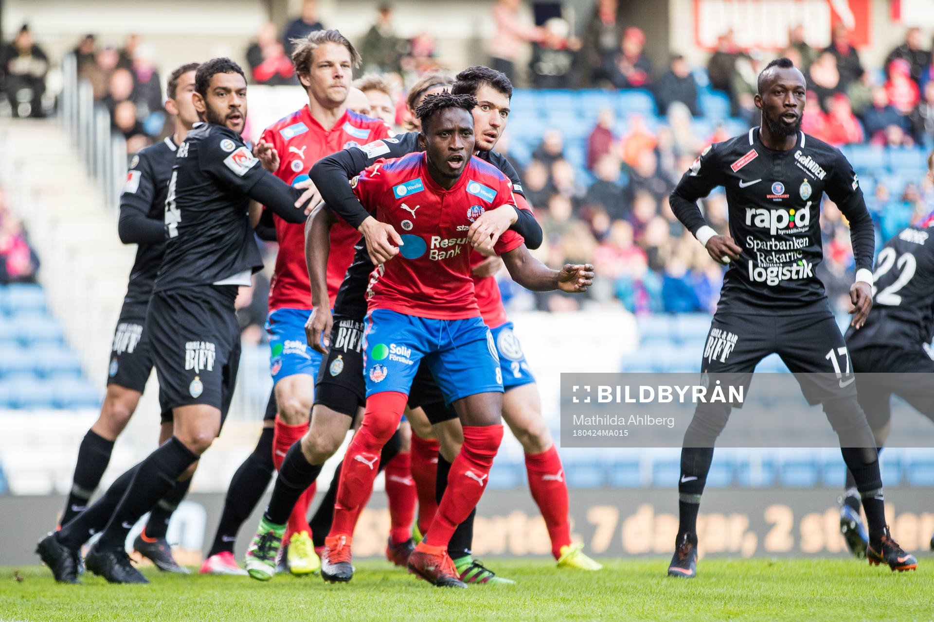 Helsingborgs Mamudo Moro blir fasthållen av AFC