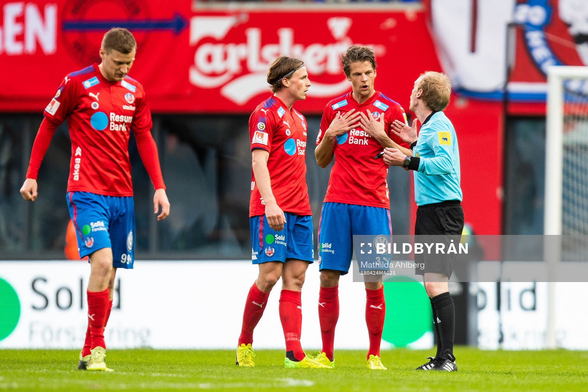 Helsingborgs Carl Johansson och Fredrik Liverstam diskuterar med domaren Per Melin under fotbollsmatchen i Superettan mellan Helsingborg och AFC Eskilstuna den 24 april 2018 i Helsingborg.