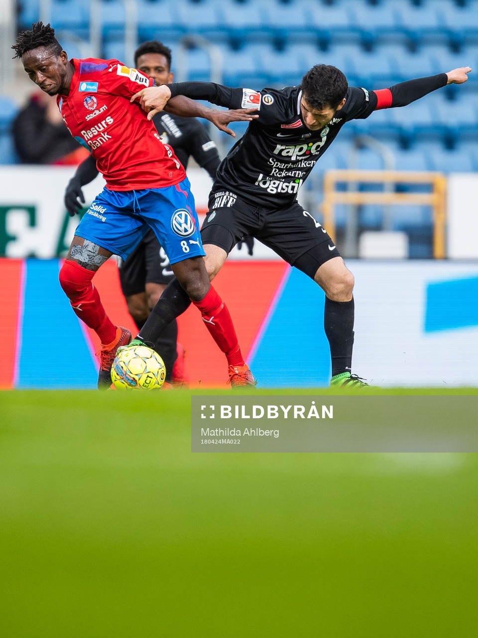 Helsingborgs Mamudo Moro och AFC Eskilstunas Anel Rashkaj i