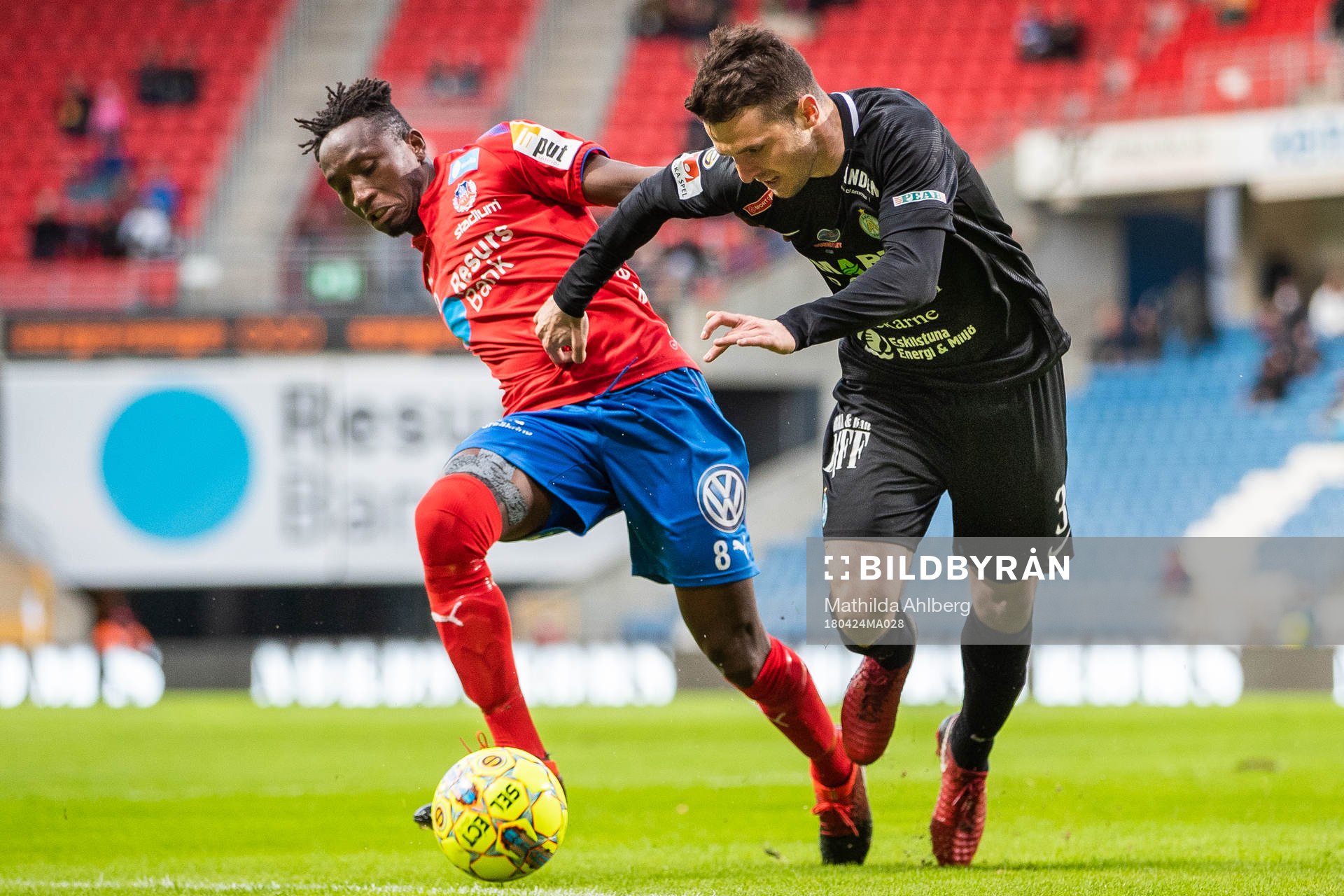 Helsingborgs Mamudo Moro och AFC Eskilstunas Kadir Hodzic i kamp om bollen under fotbollsmatchen i Superettan mellan Helsingborg och AFC Eskilstuna den 24 april 2018 i Helsingborg.