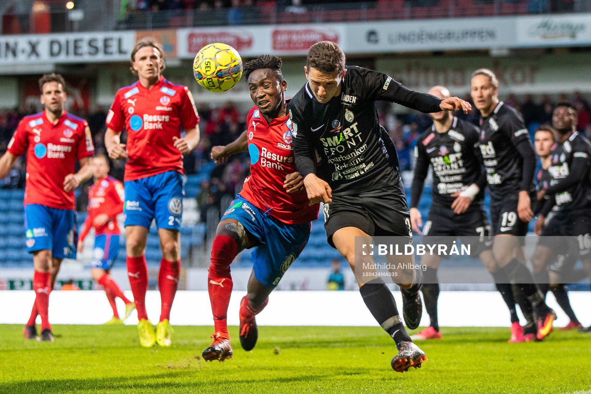 Helsingborgs Mamudo Moro och AFC Eskilstunas Kadir Hodzic i