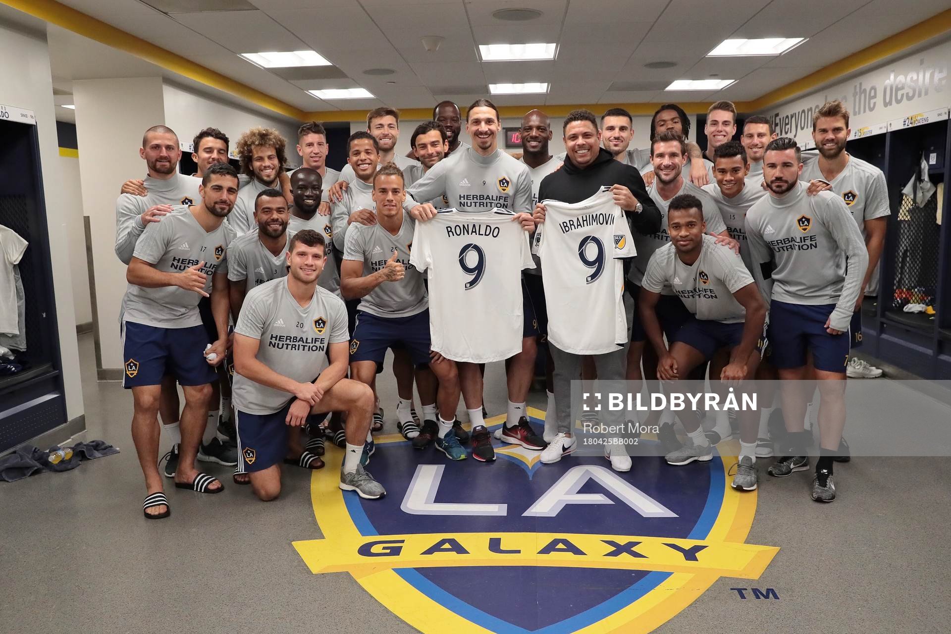 I denna handoutbild från LA Galaxy ses Ronaldo Luís Nazário de Lima posera tillsammans med Zlatan Ibrahimovic och resten av spelarna i MLS-laget LA Galaxy den 25 april 2018 i Los Angeles.