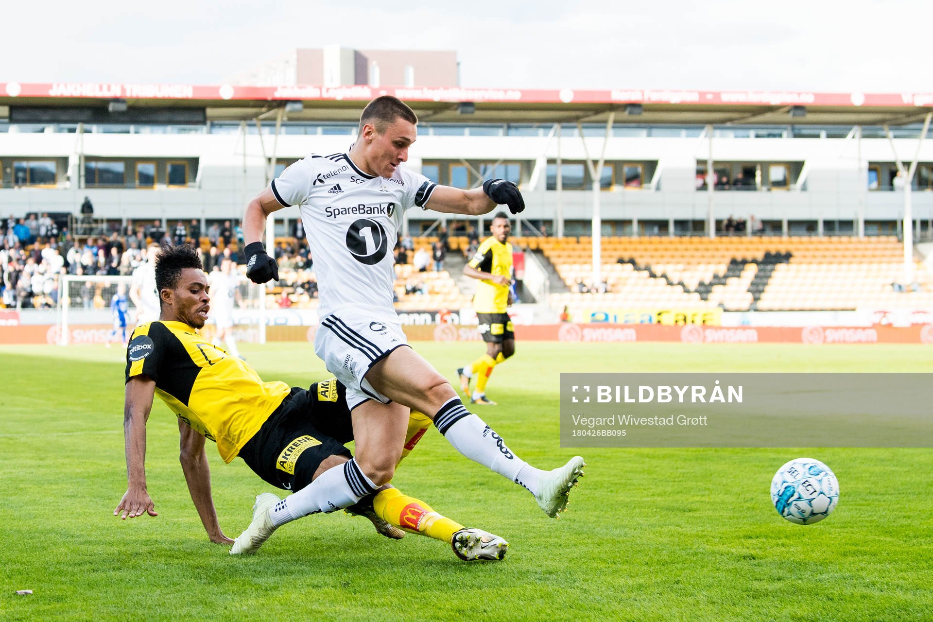 Charles Ezeh of Lillestrøm and Jonathan Levi of Rosenborg