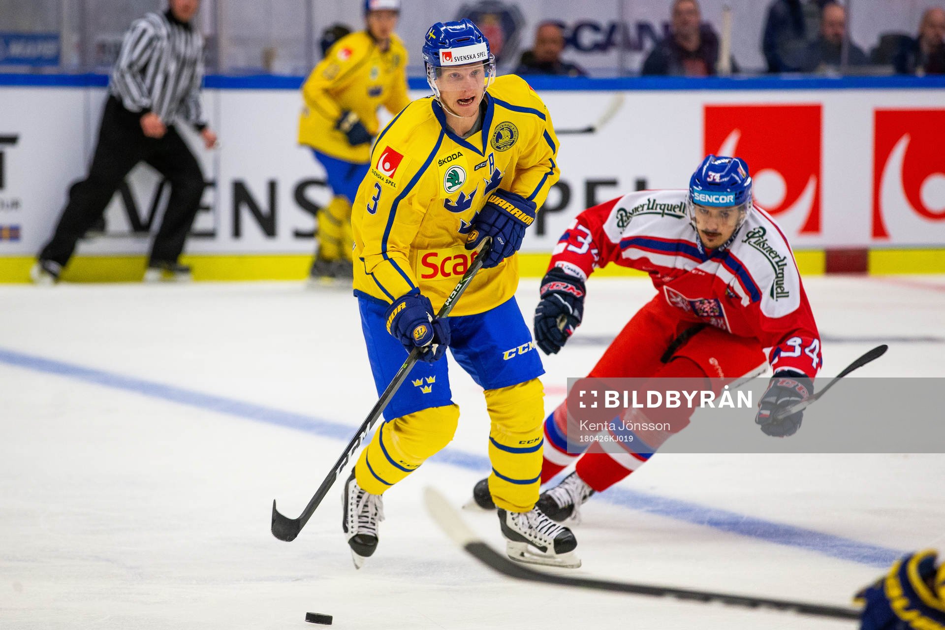 Sveriges John Klingberg och Tjeckiens Matej Stransky i kamp