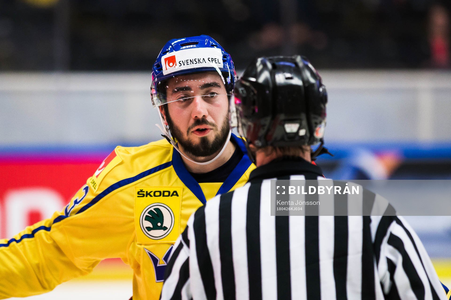 Sveriges Mika Zibanejad diskuterar med en av domarna