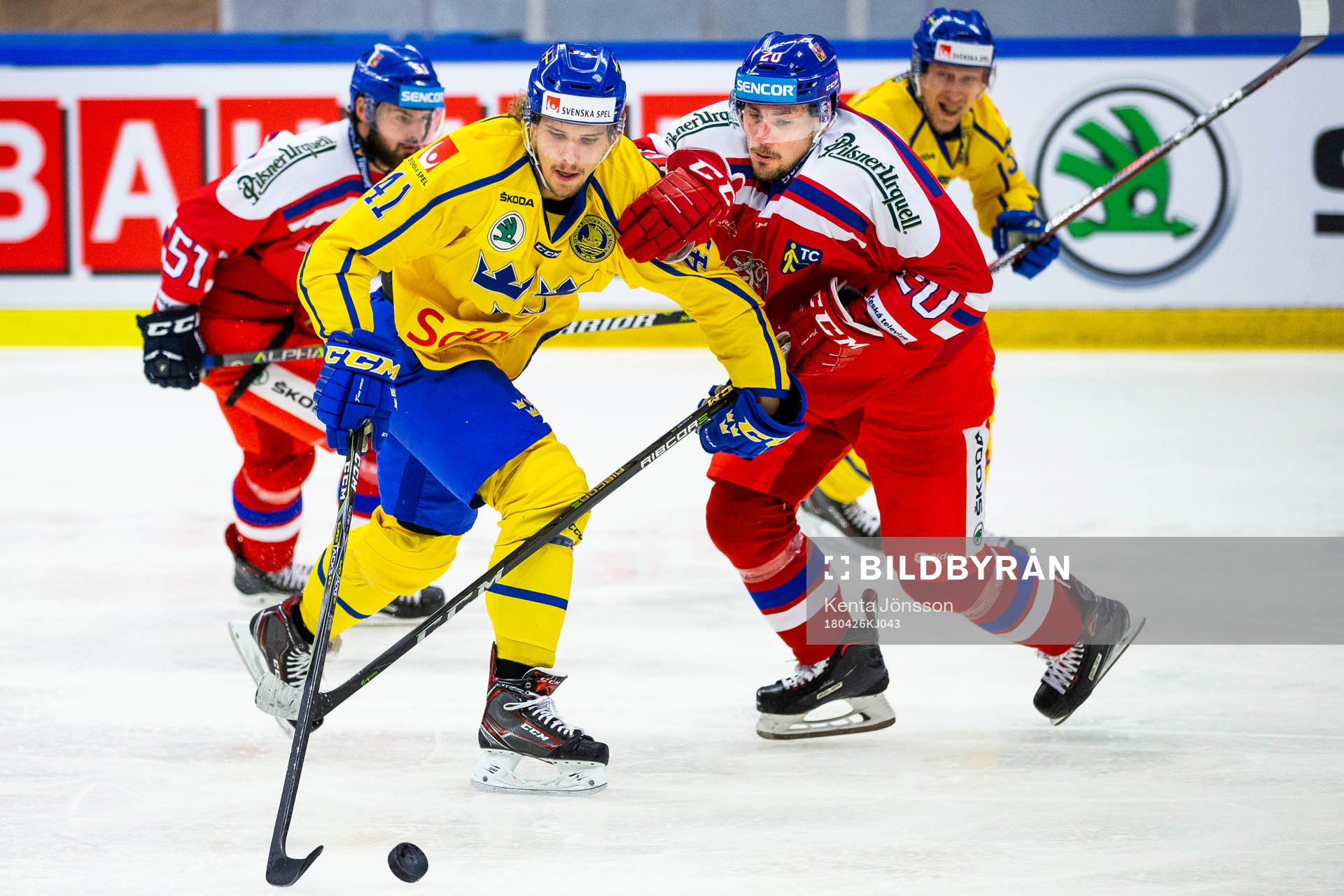 Sveriges Axel Jonsson Fjällby i kamp om pucken med
