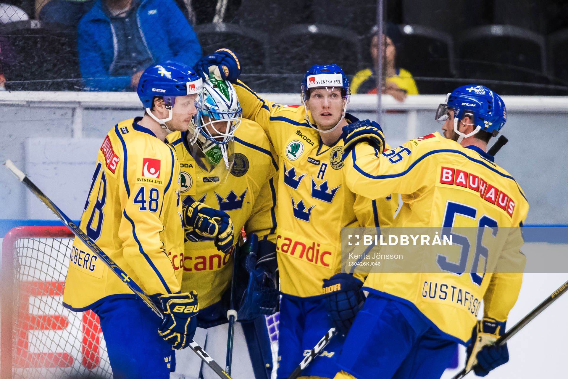 Sveriges målvakt Anders Nilsson gratuleras av Carl