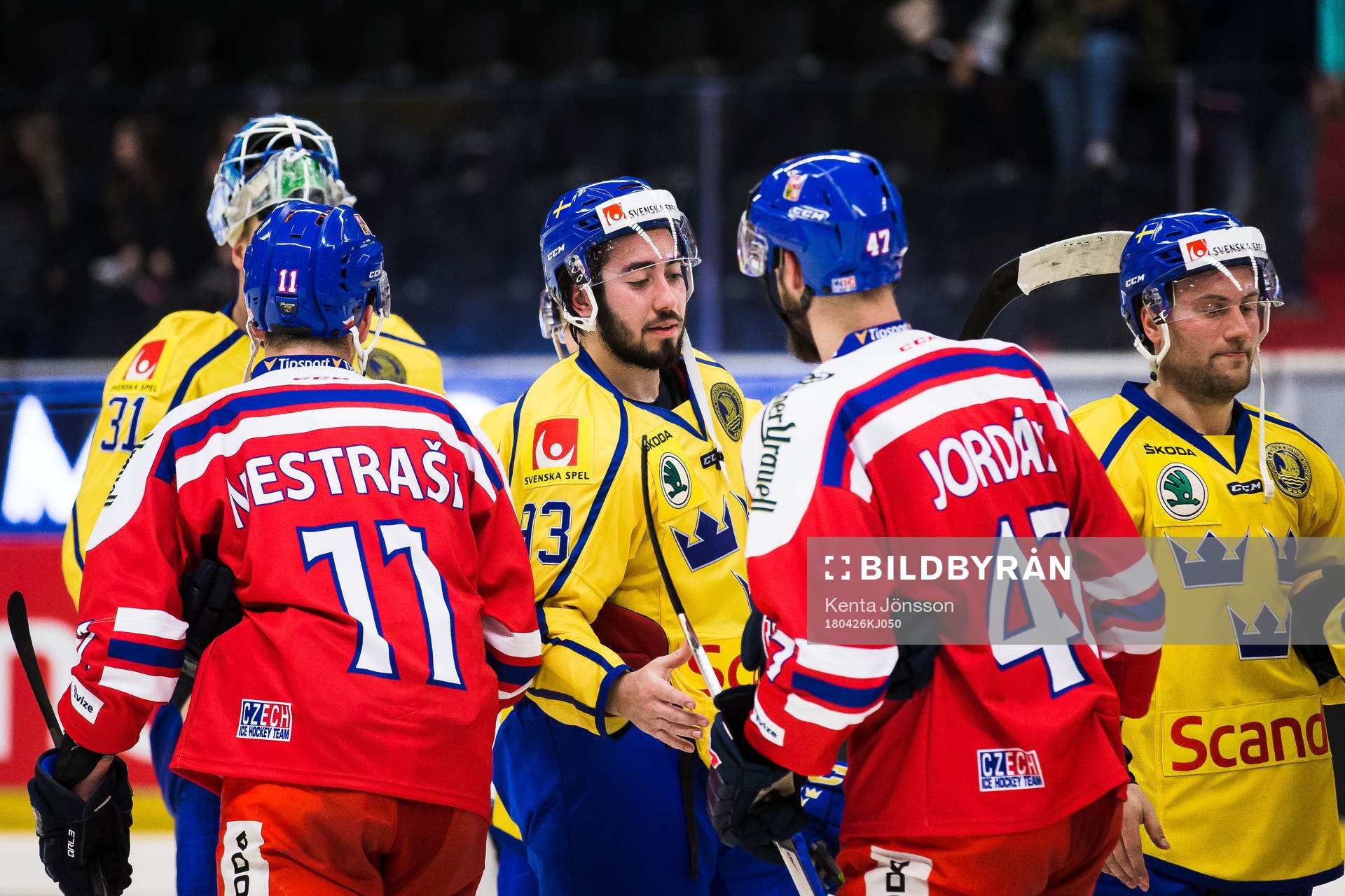 Sveriges Mika Zibanejad tackar Tjeckiens  Andrej Nestrasil