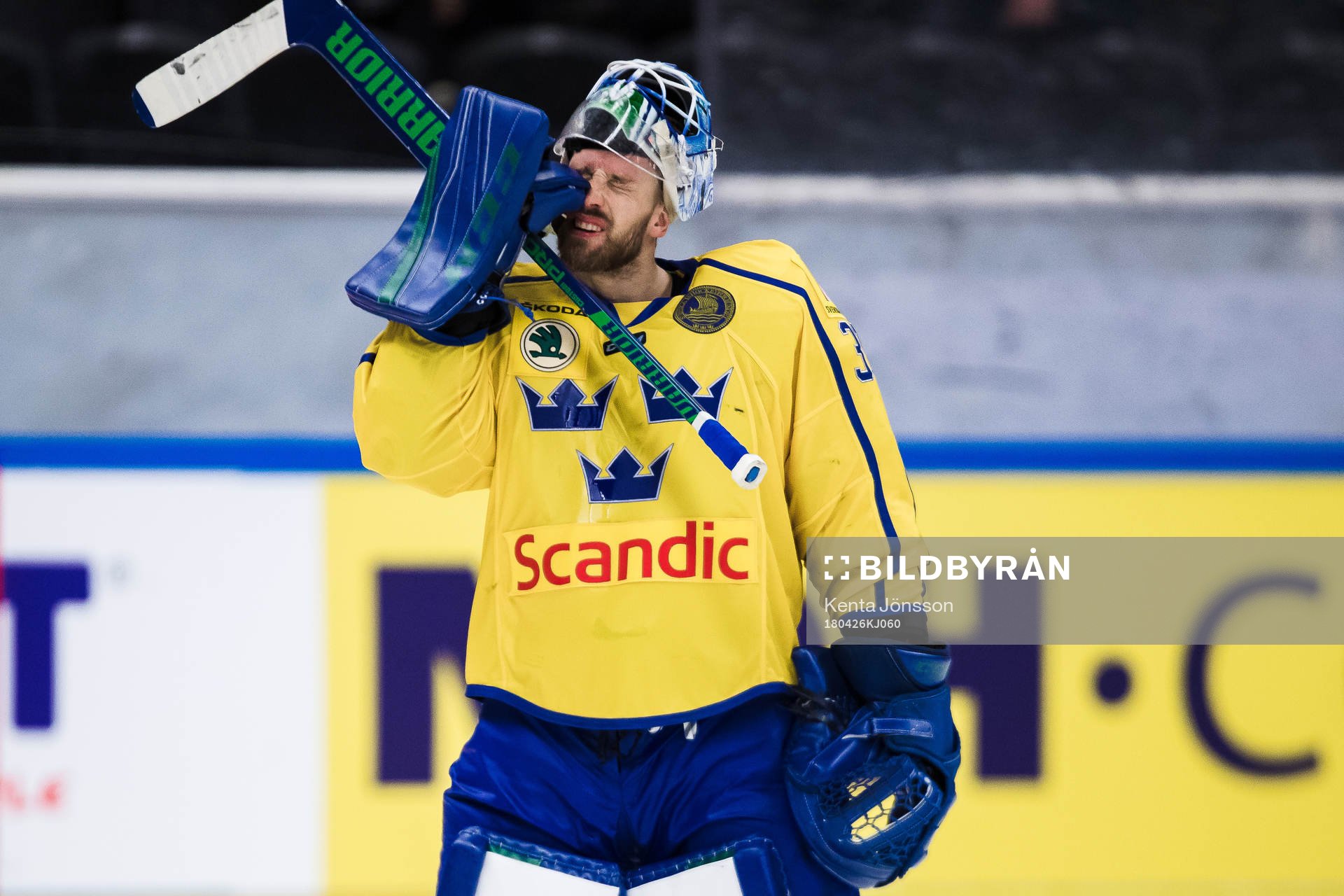 Sveriges målvakt Anders Nilsson reagerar