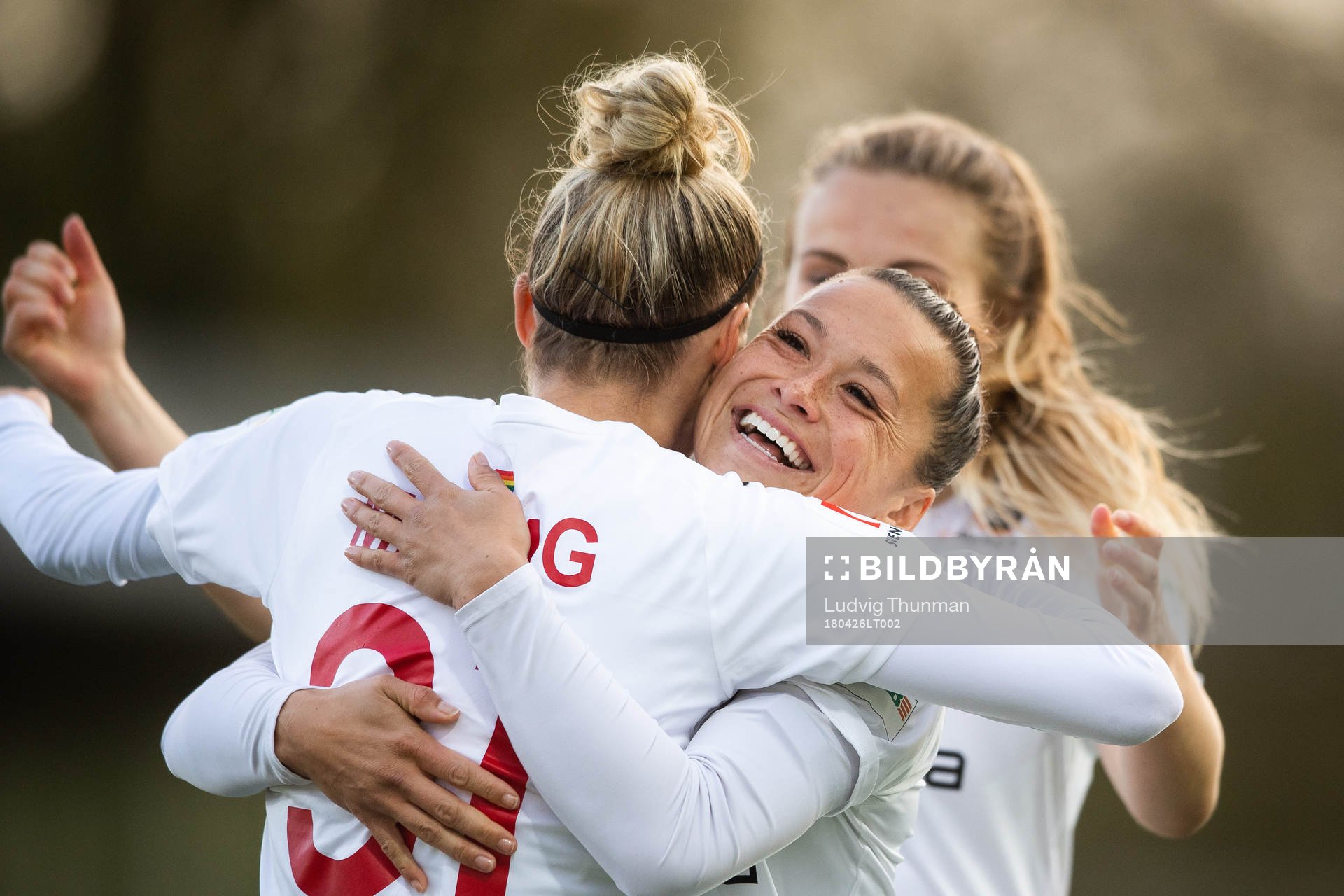 Rosengårds Anja Mittag kramas om av Alexandra Lowe Riley när de jublar efter 1-0-målet av Mittag under fotbollsmatchen i Damallsvenskan mellan FC Rosengård och Eskilstuna den 26 april 2018 i Malmö.