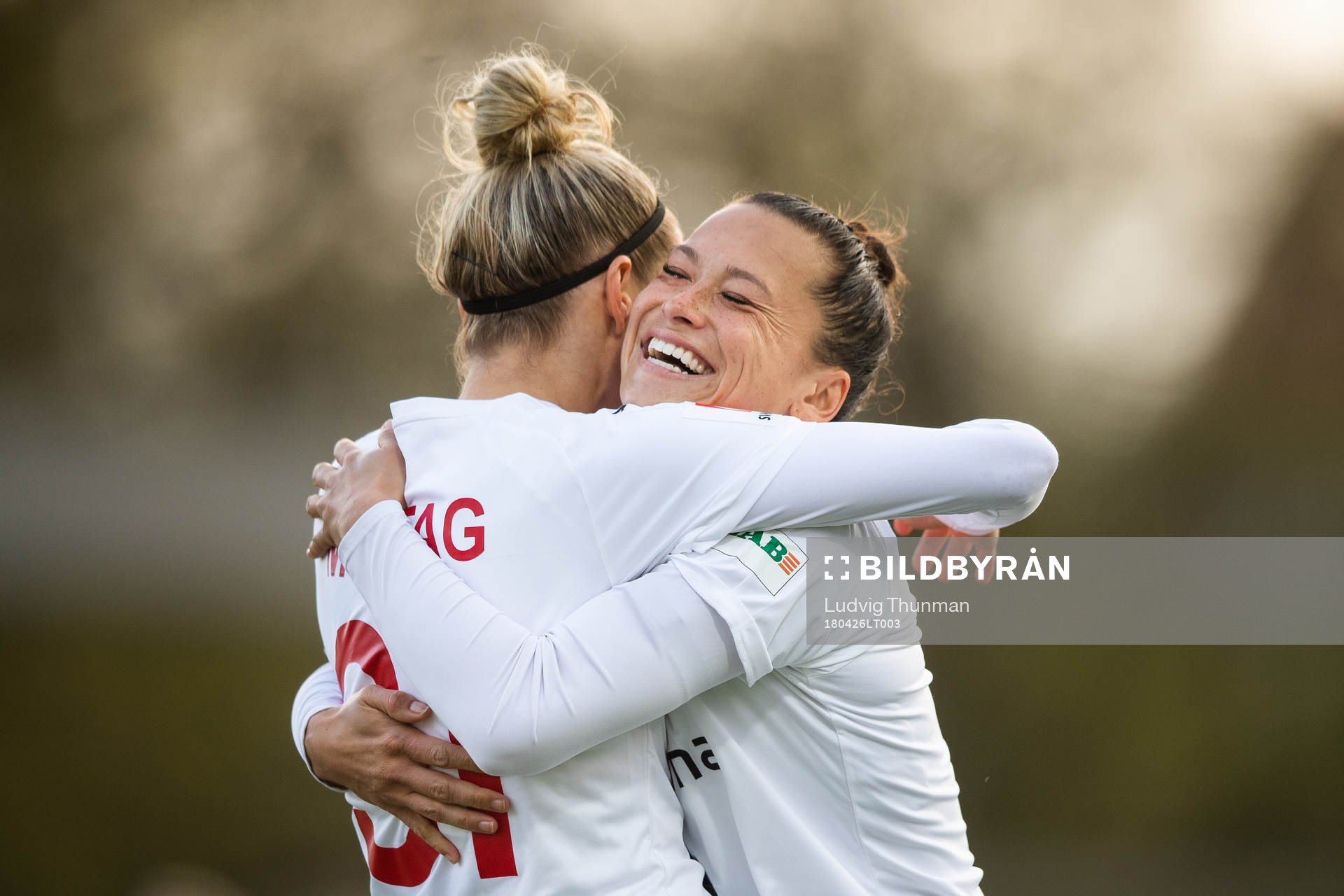 Rosengårds Anja Mittag kramas om av Alexandra Lowe Riley