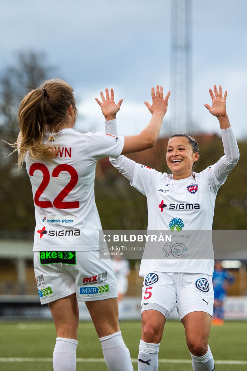 Rosengårds Fiona Brown jublar med Alexandra Lowe Riley