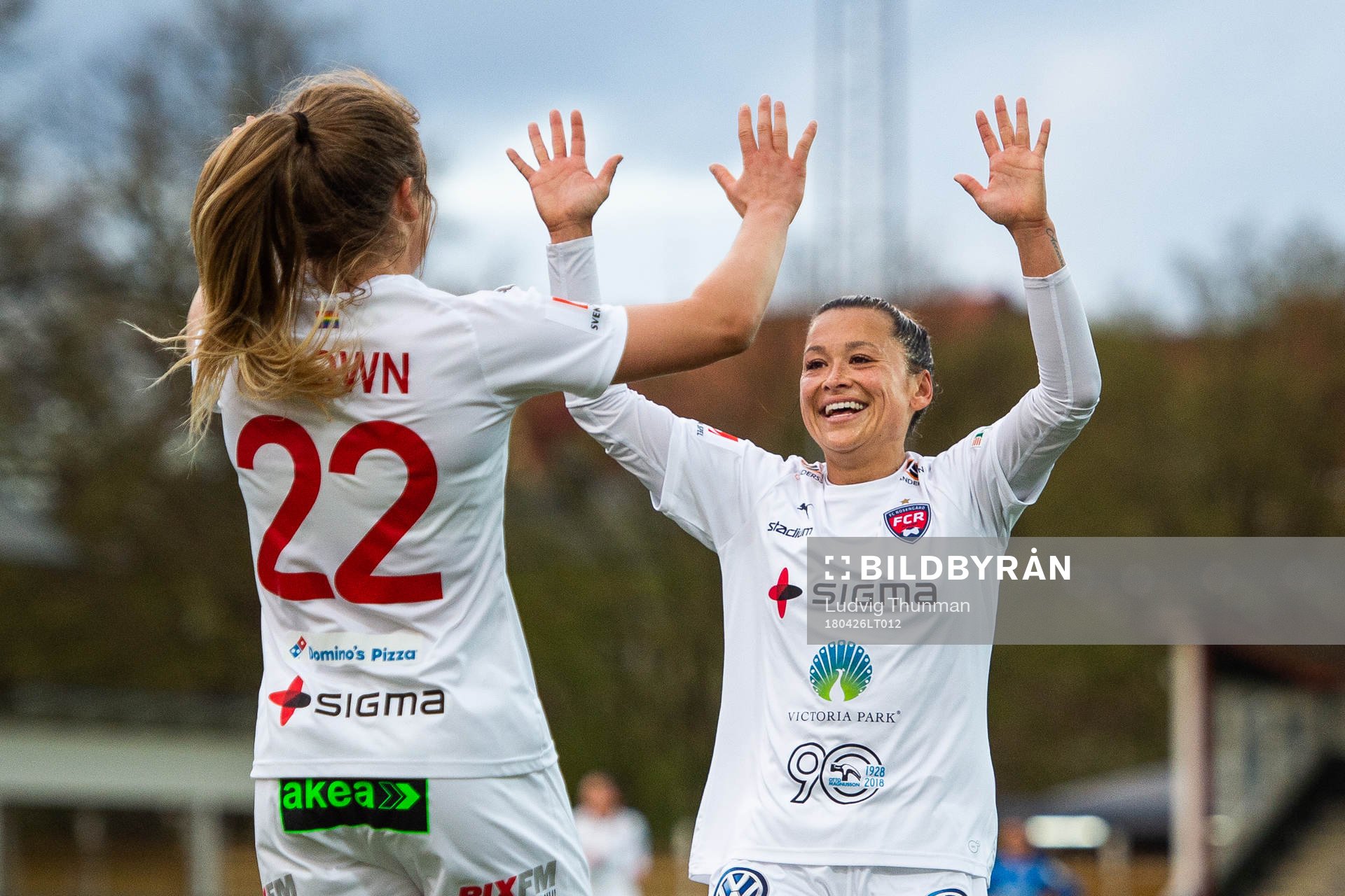 Rosengårds Fiona Brown jublar med Alexandra Lowe Riley