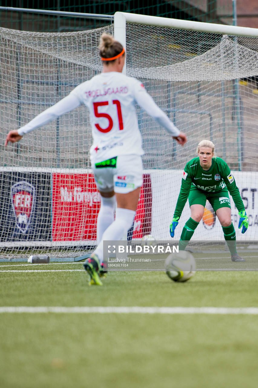 Rosengårds Sanne Troelsgaard Nielsen kommer fri mot