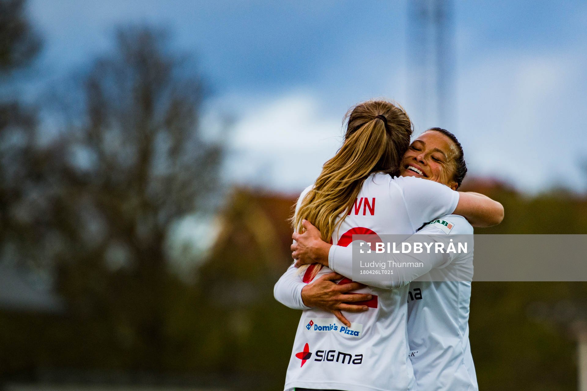 Rosengårds Fiona Brown kramas om av Alexandra Lowe Riley
