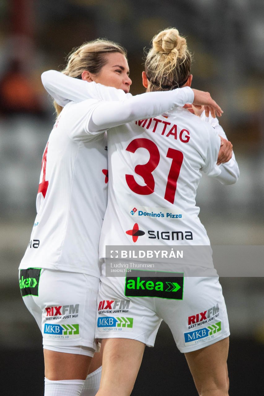 Rosengårds Hanna Folkesson kramar om Anja Mittag när de