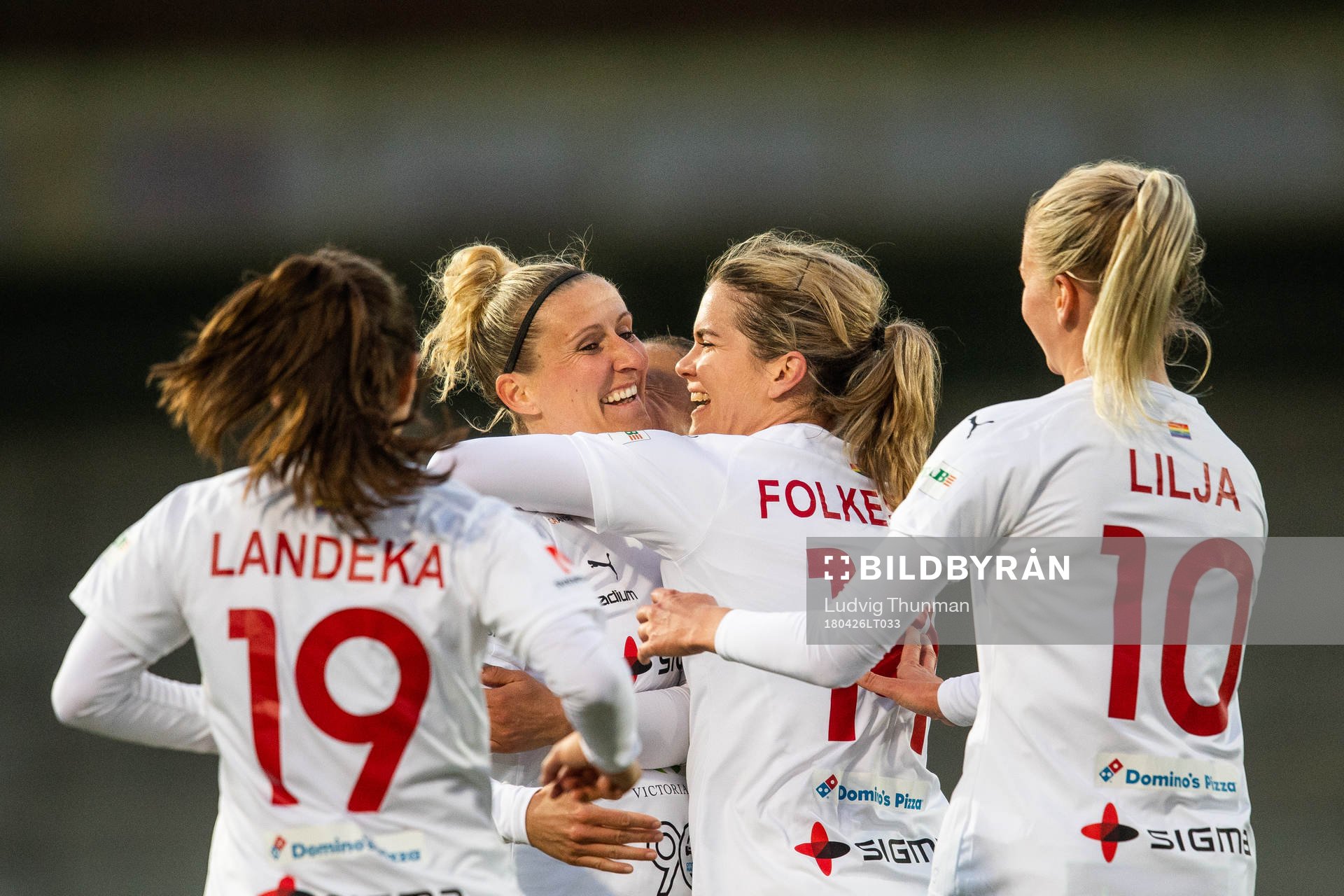 Rosengårds Anja Mittag (mitten) kramas om av Hanna