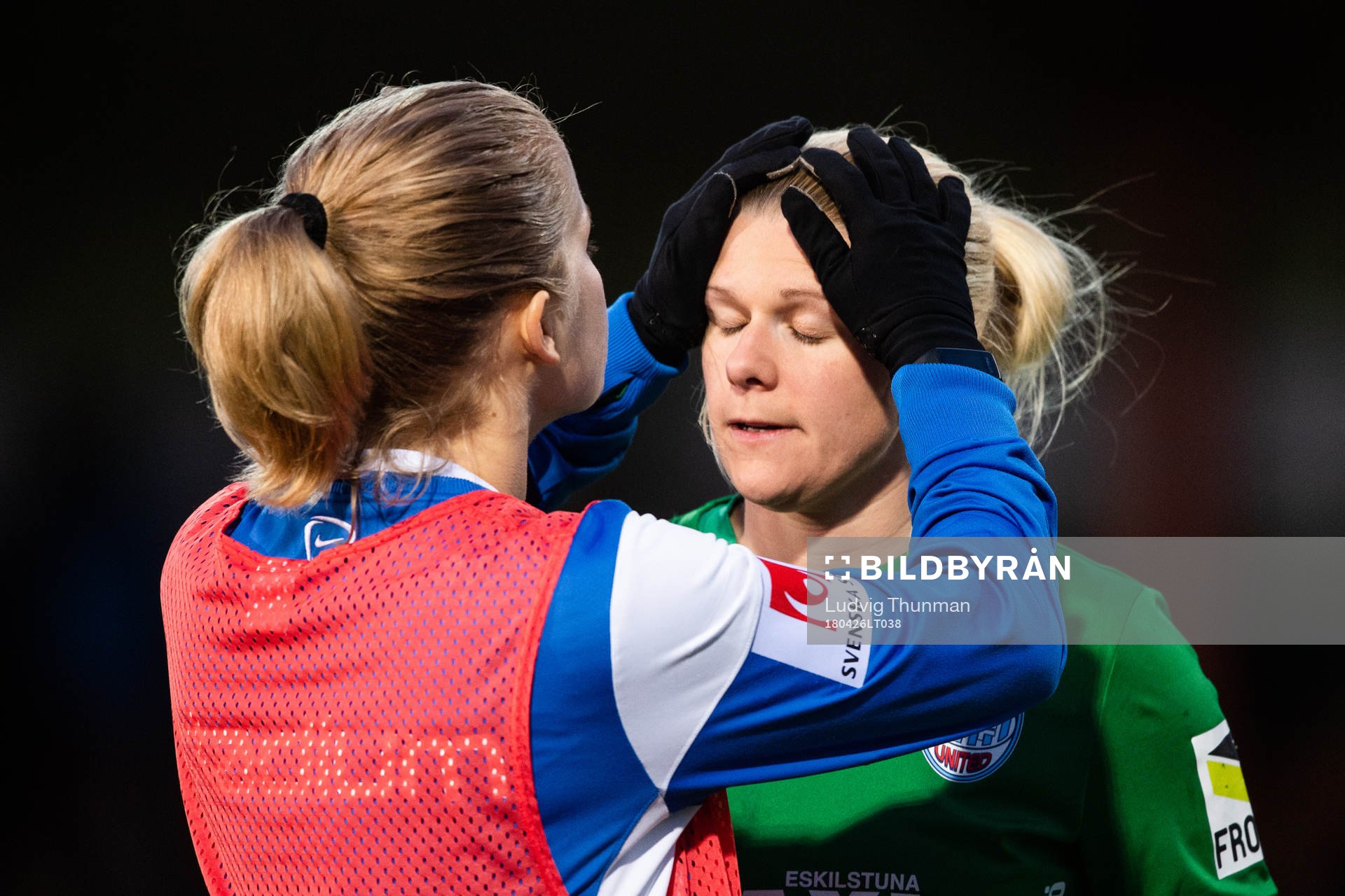 Eskilstunas målvakt Emelie Lundberg deppar och får tröst
