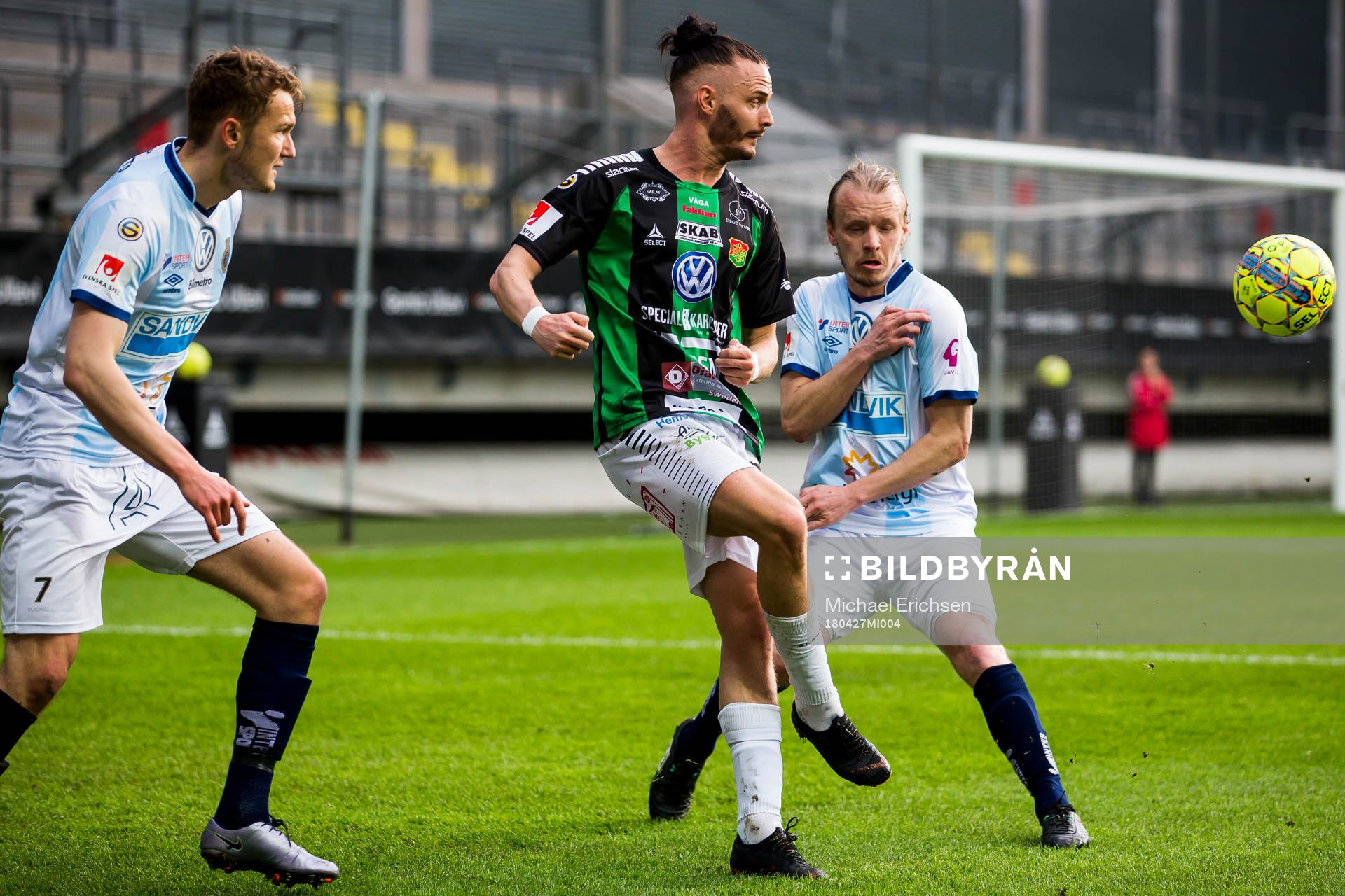 GAIS Jonas Lindberg mellan Gefles Piotr Johansson och Anton Lans under fotbollsmatchen i Superettan mellan GAIS och Gefle den 27 april 2018 i Göteborg.