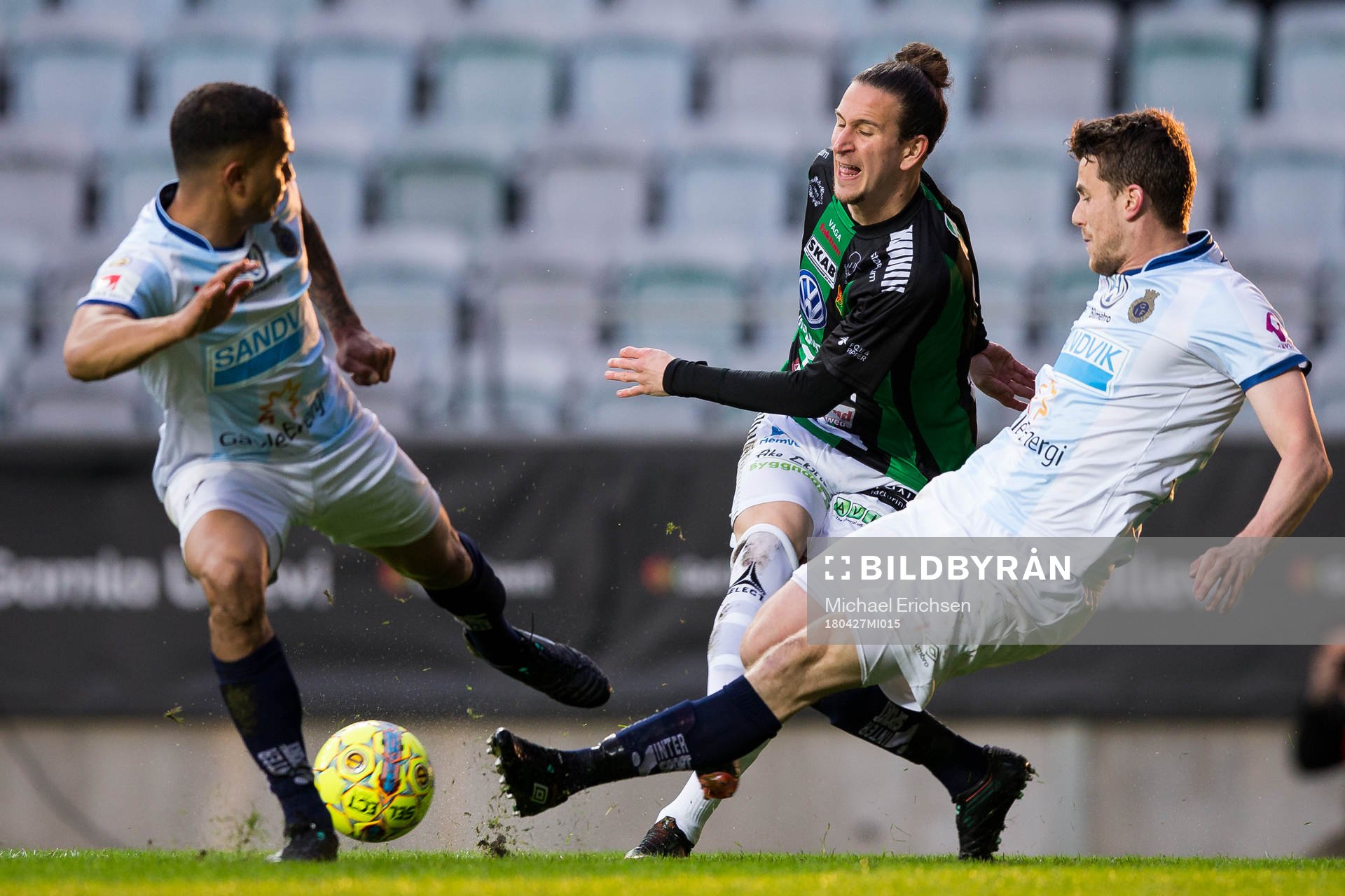GAIS Edin Hamidovic skjuter ett skott som täcks av Gefles